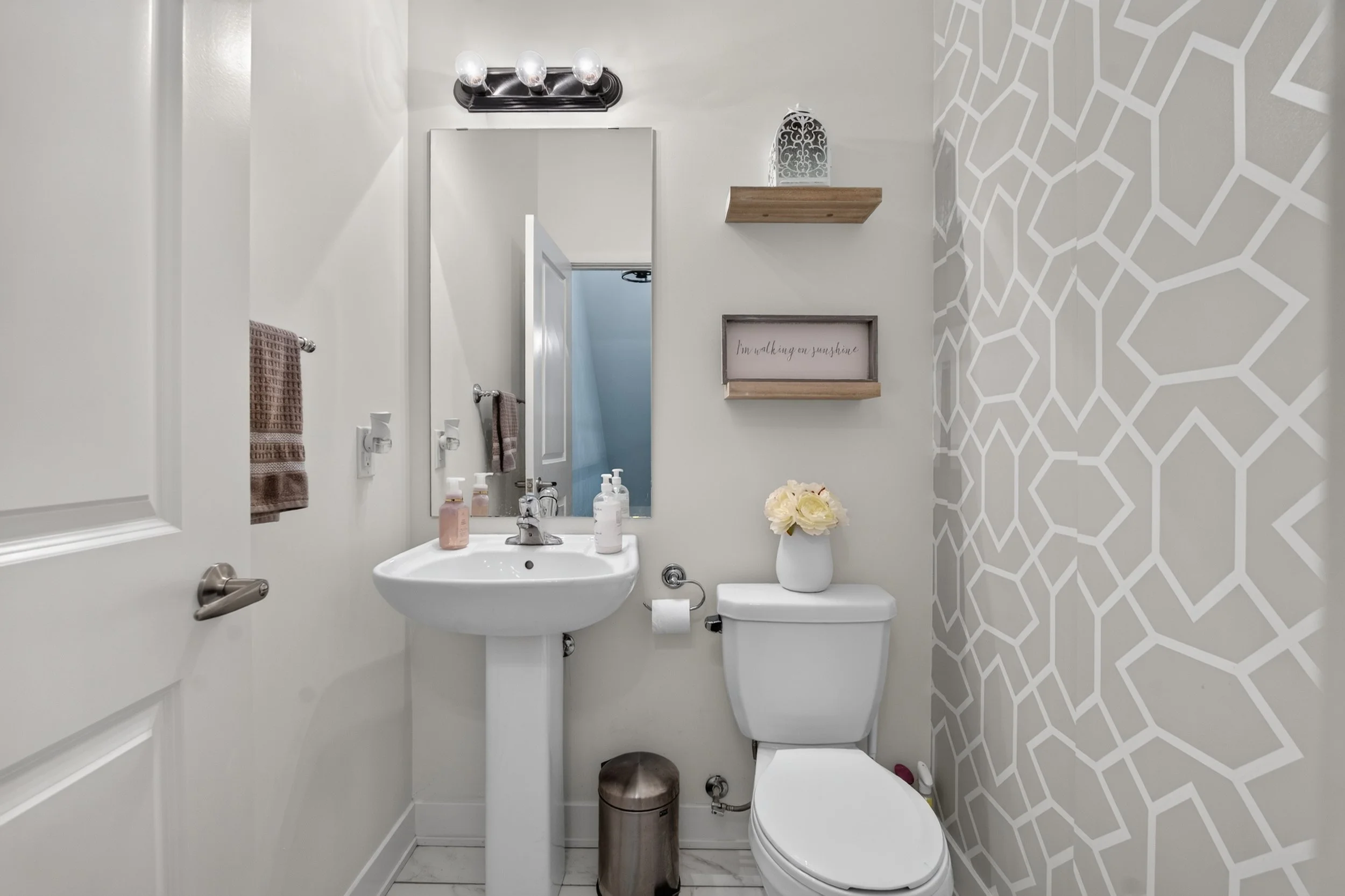 Frameless - 62 Pageant Ave - 029.jpg