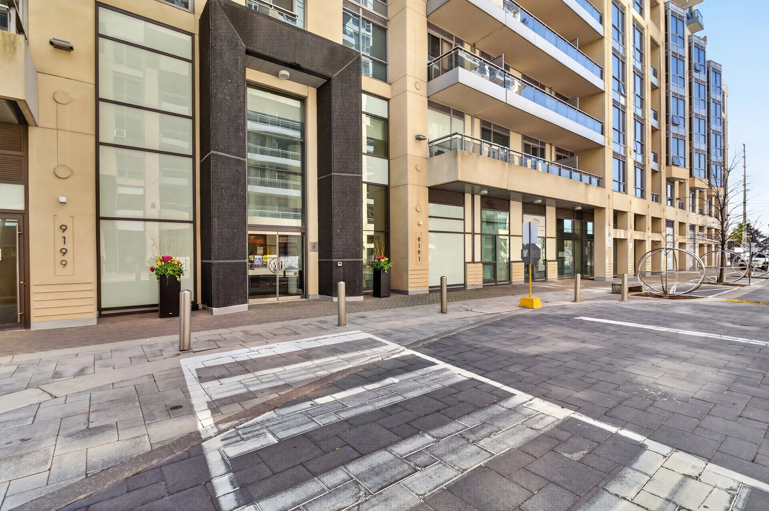 Frameless - 9199 Yonge St Unit 102SE - 006.jpg