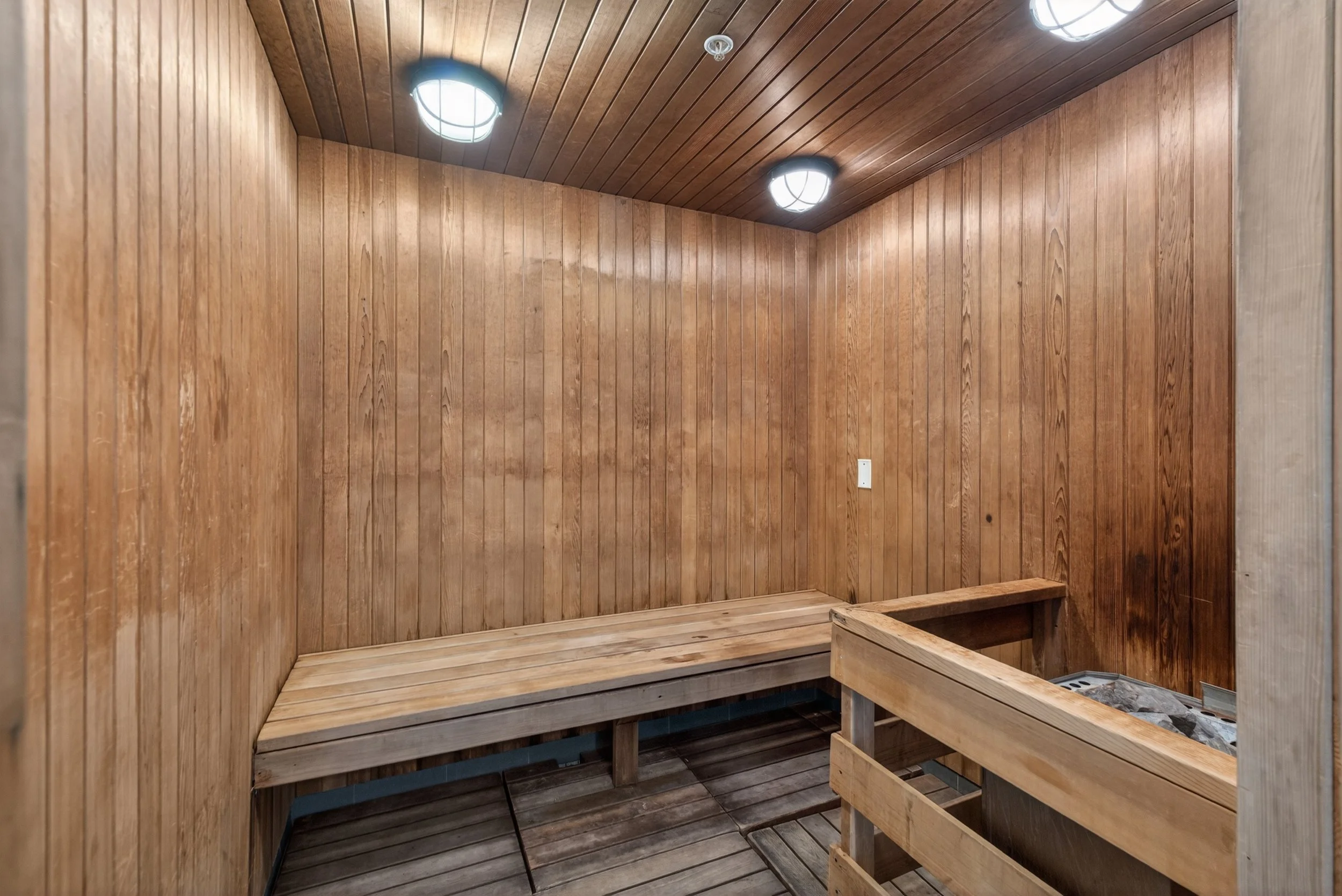 Frameless - 9199 Yonge St Unit 102SE - 046.jpg