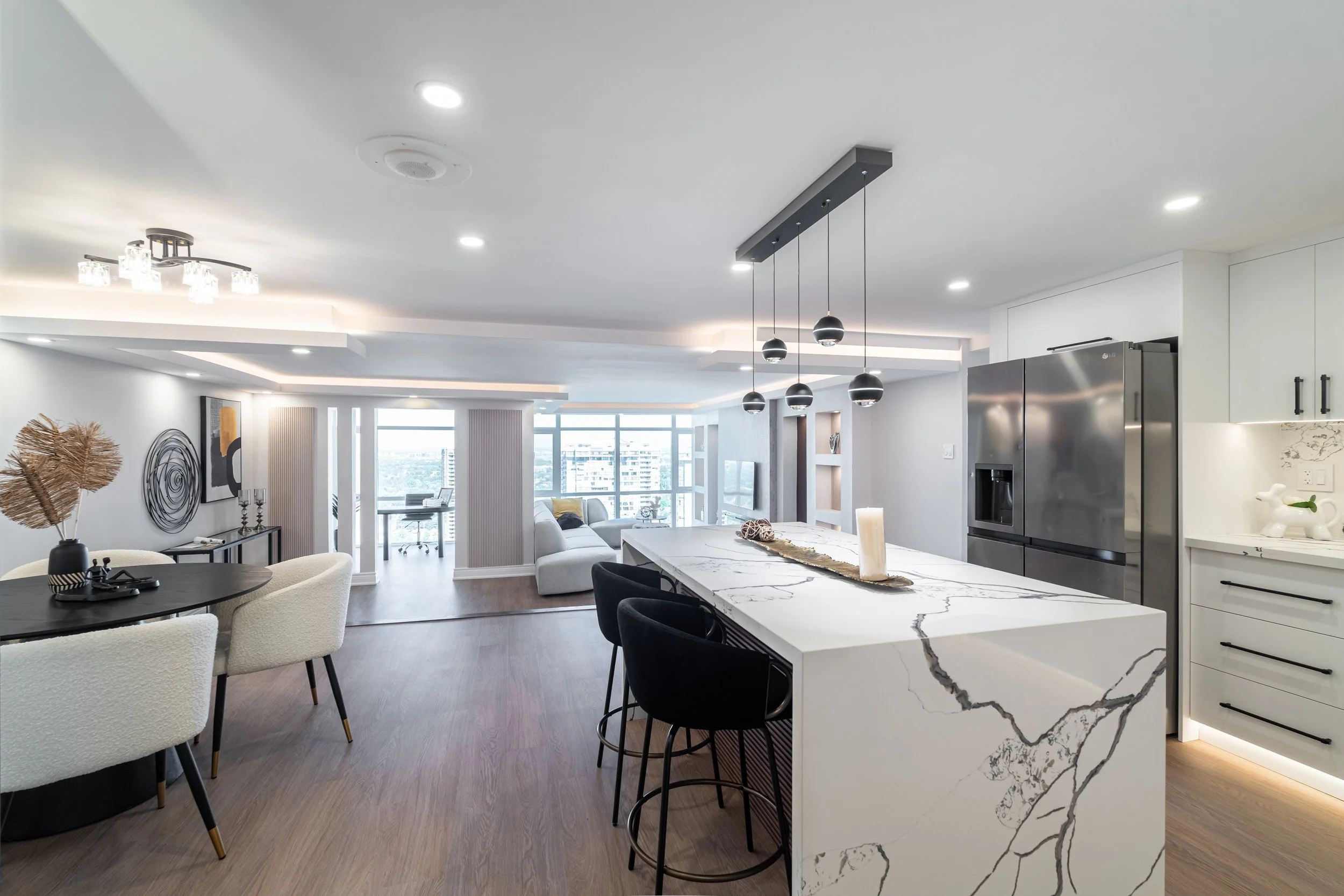 Frameless - 1555 Finch -007.jpg