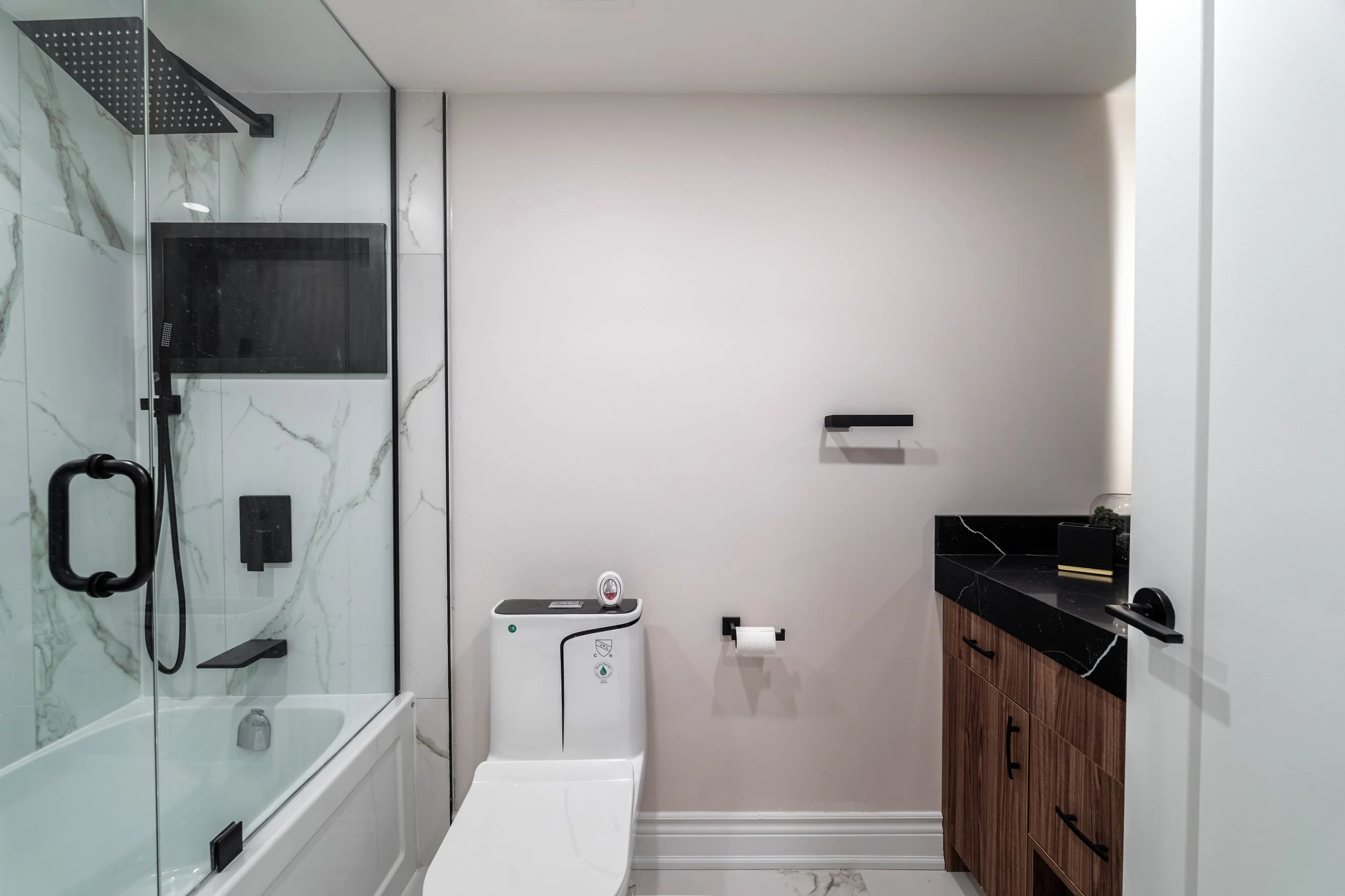 Frameless - 1555 Finch -035.jpg