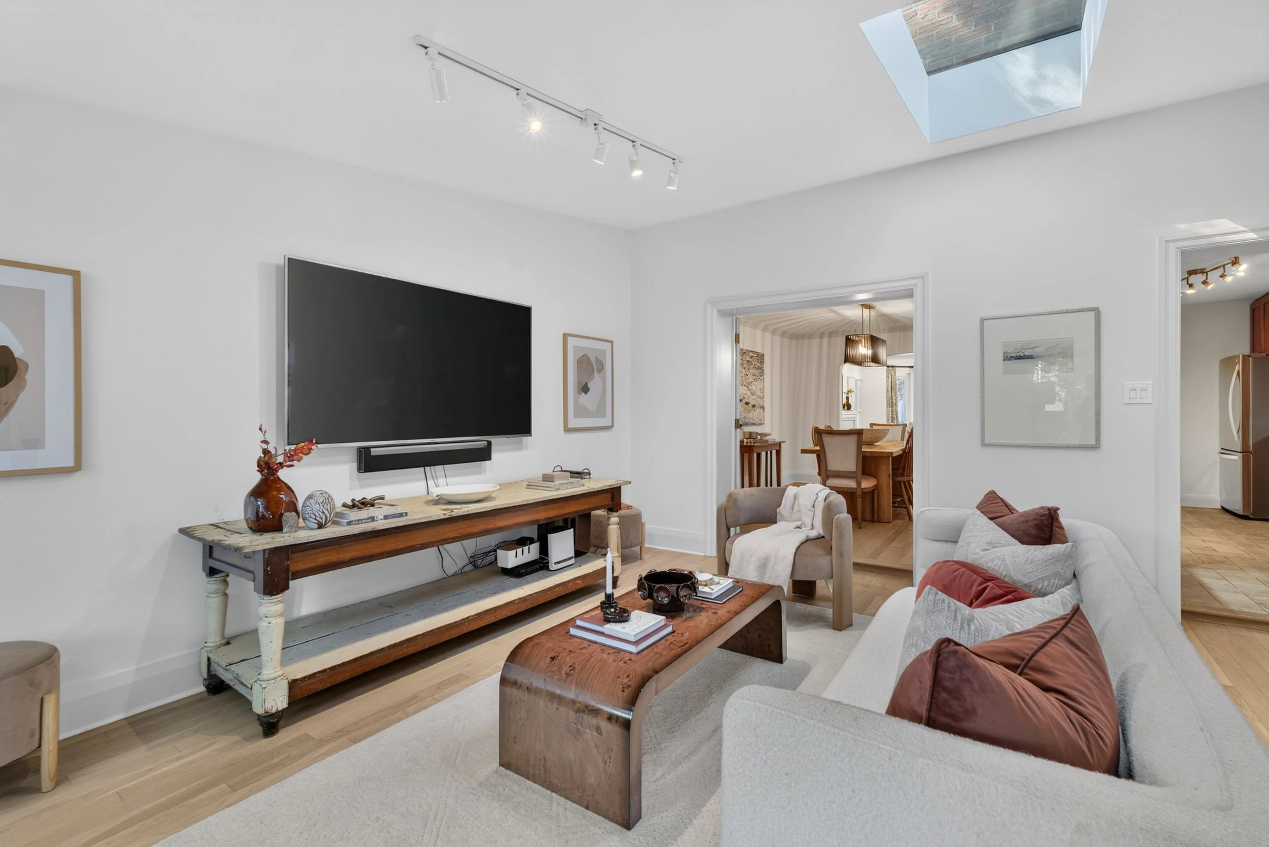 Frameless - 521 Sutherland - 031.jpg