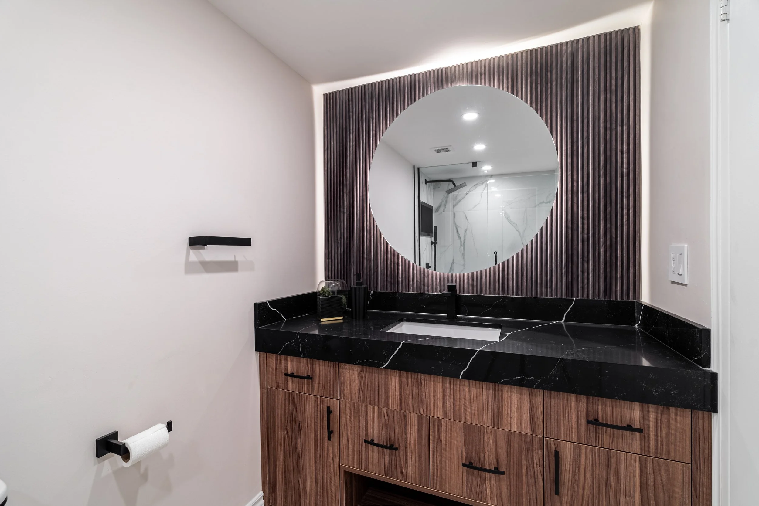 Frameless - 1555 Finch -036.jpg
