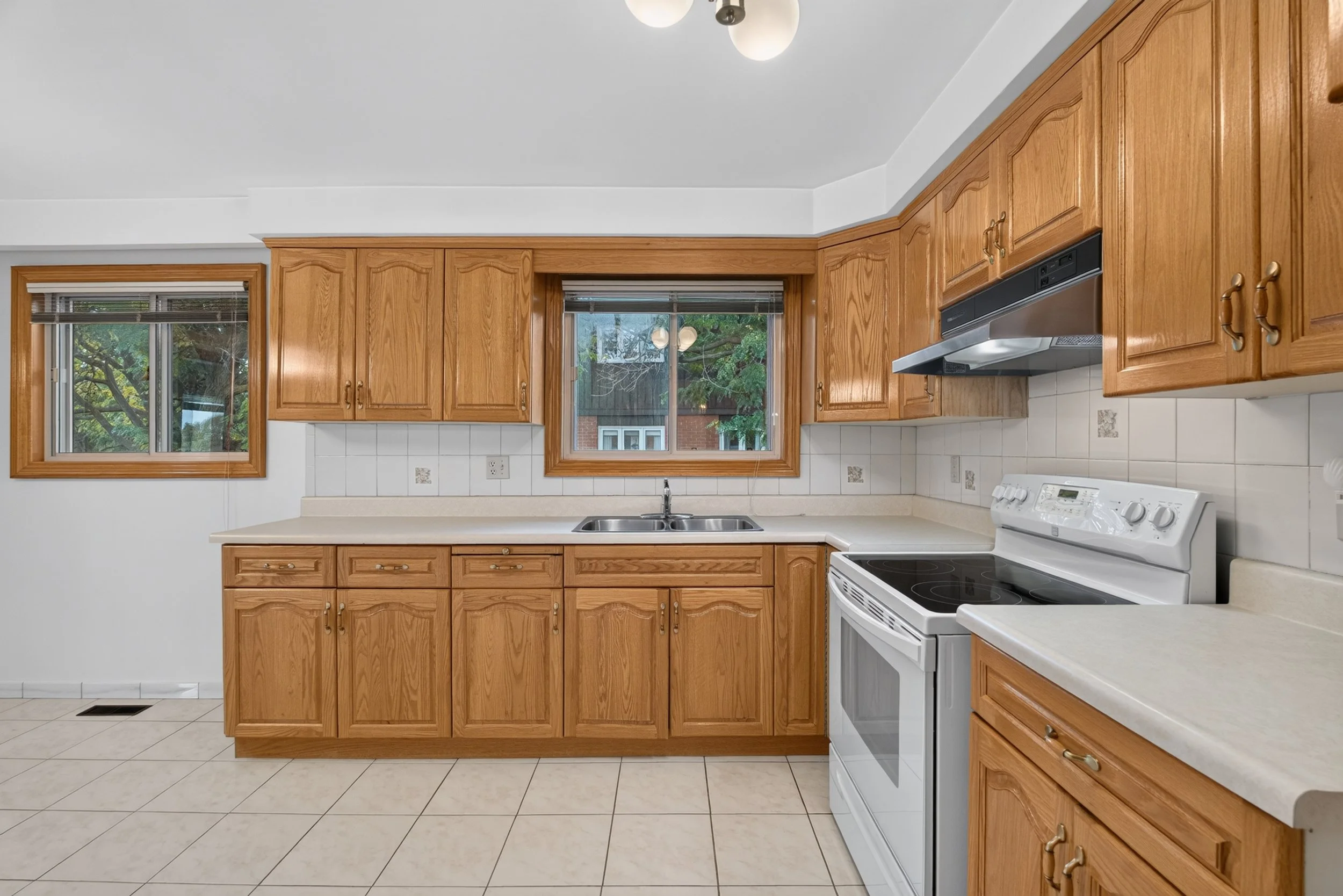 Frameless - 3697 Broomhill Cres - 021.jpg