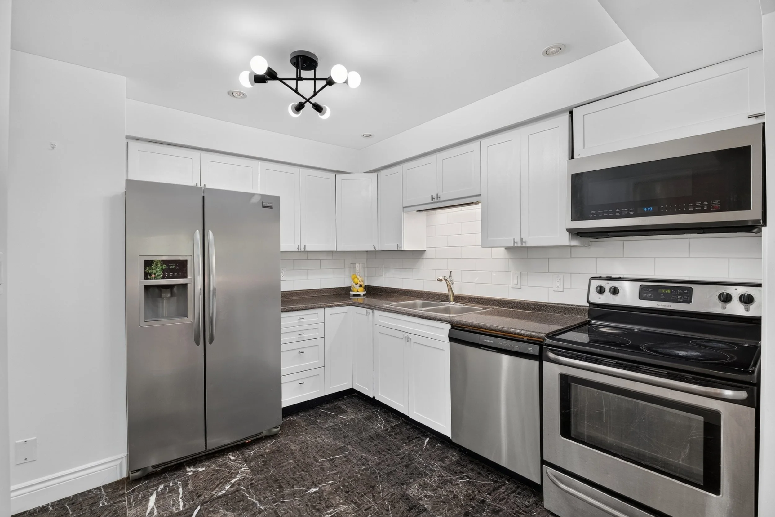 Frameless - 14 Mullis Cres - 012.jpg