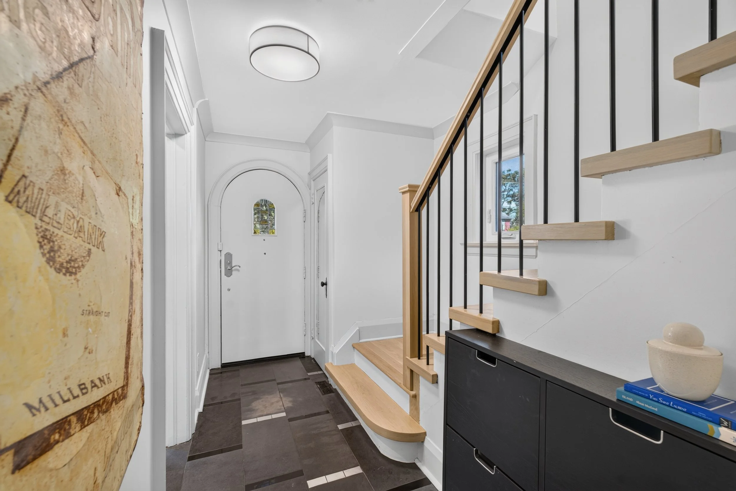 Frameless - 521 Sutherland - 007.jpg