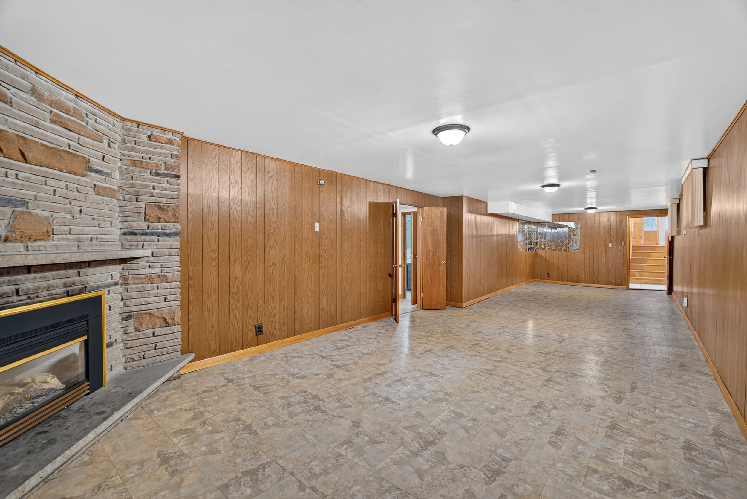 Frameless - 3697 Broomhill Cres - 045.jpg