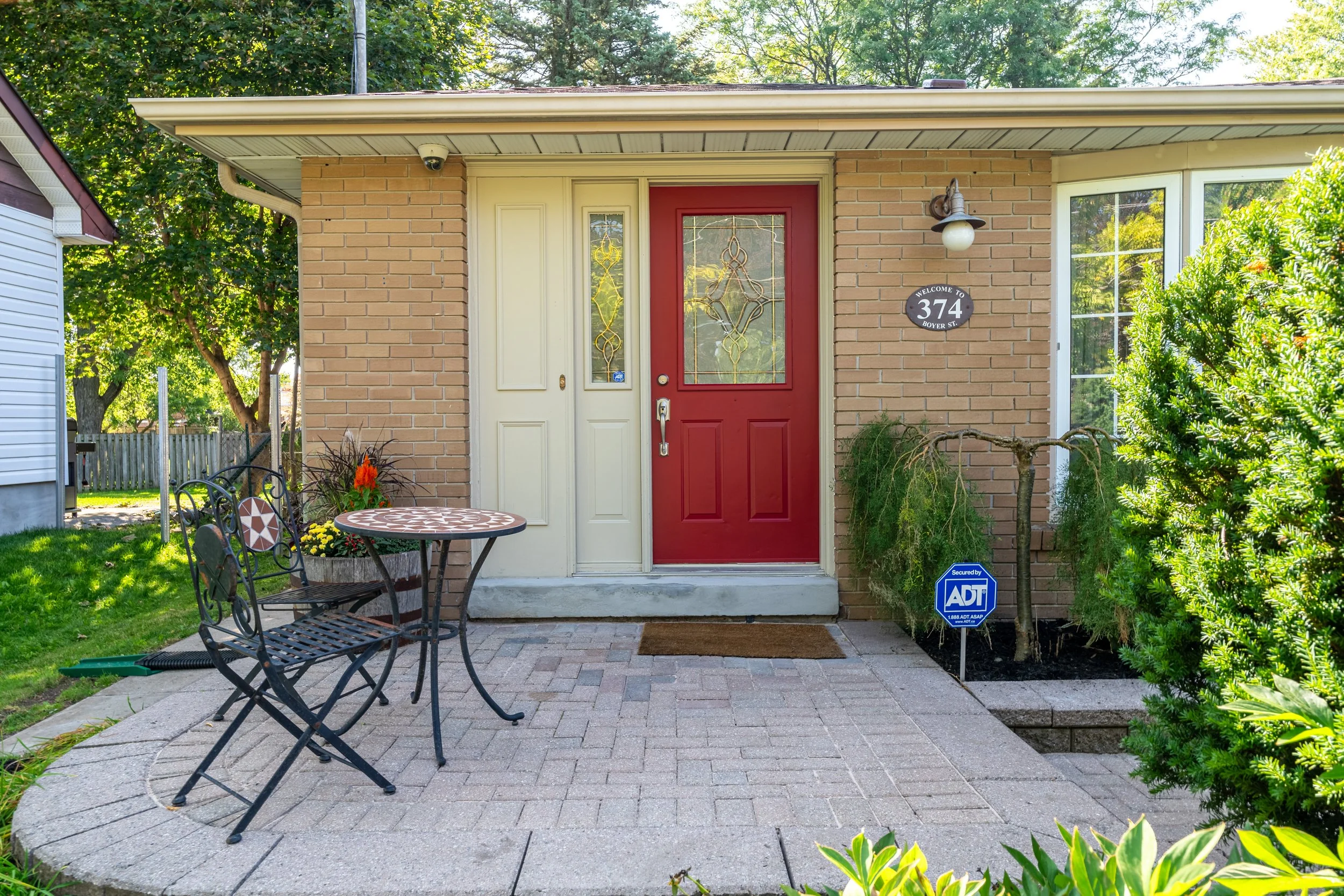 Frameless - 374 Boyer St - 005.jpg