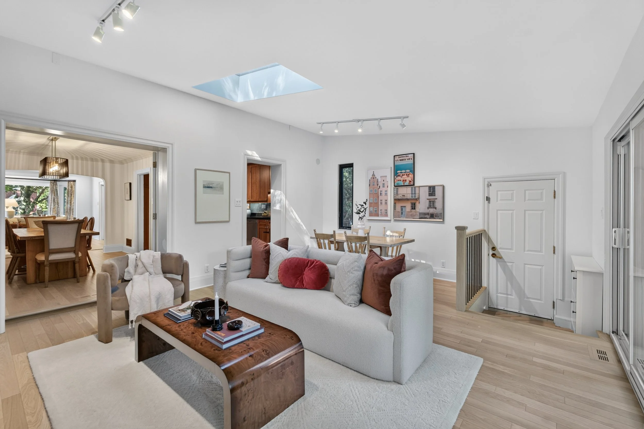 Frameless - 521 Sutherland - 033.jpg