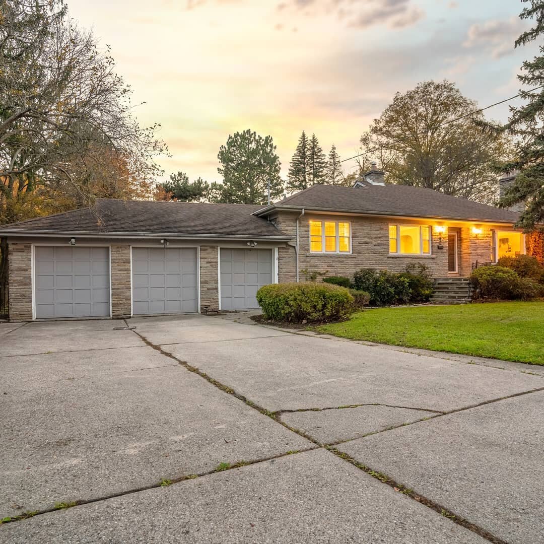 Unique Bungalow 

🔸
Frameless.ca
🔸
🔹📷 Photo
🔹🎥 Video
🔹🖱️Design

#frameless #realestatephotography  #realestate #photography  #realeastatevideo #realtor #torontorealestate #homesforsale #home #houses #realestateagent #mls #listing #bungalow