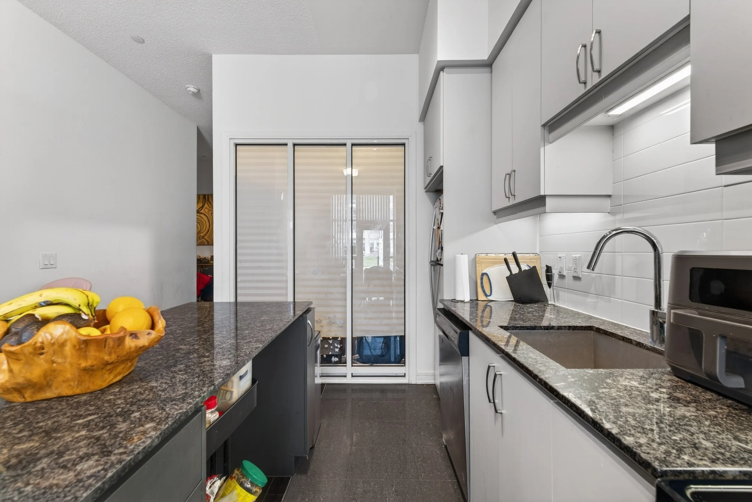 Frameless - 9199 Yonge St Unit 102SE - 015.jpg