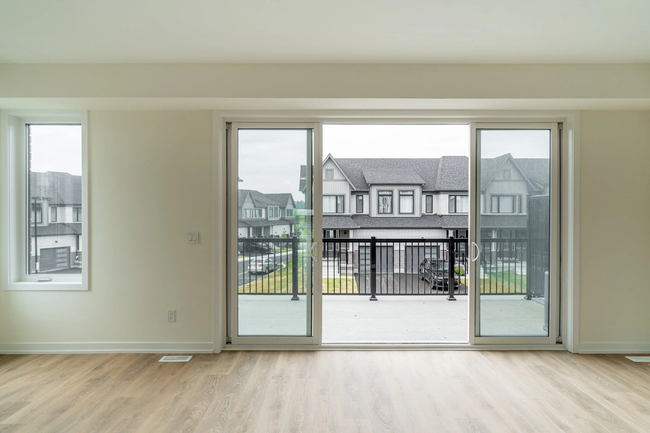 Frameless - Unit 19-160 Densmore Rd - 019.jpg