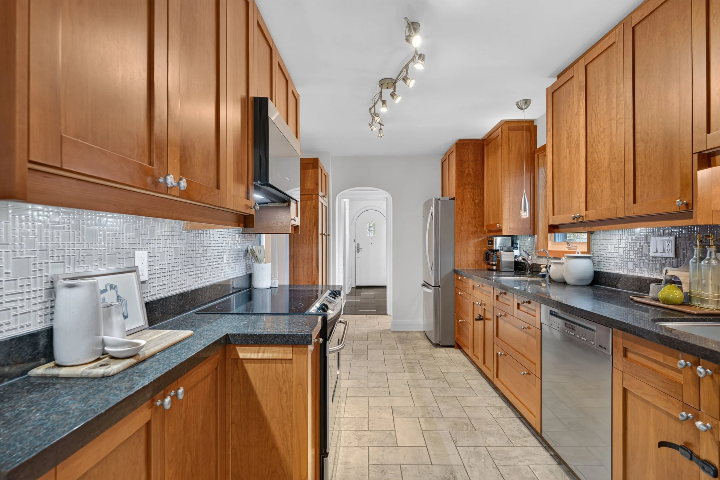 Frameless - 521 Sutherland - 024.jpg