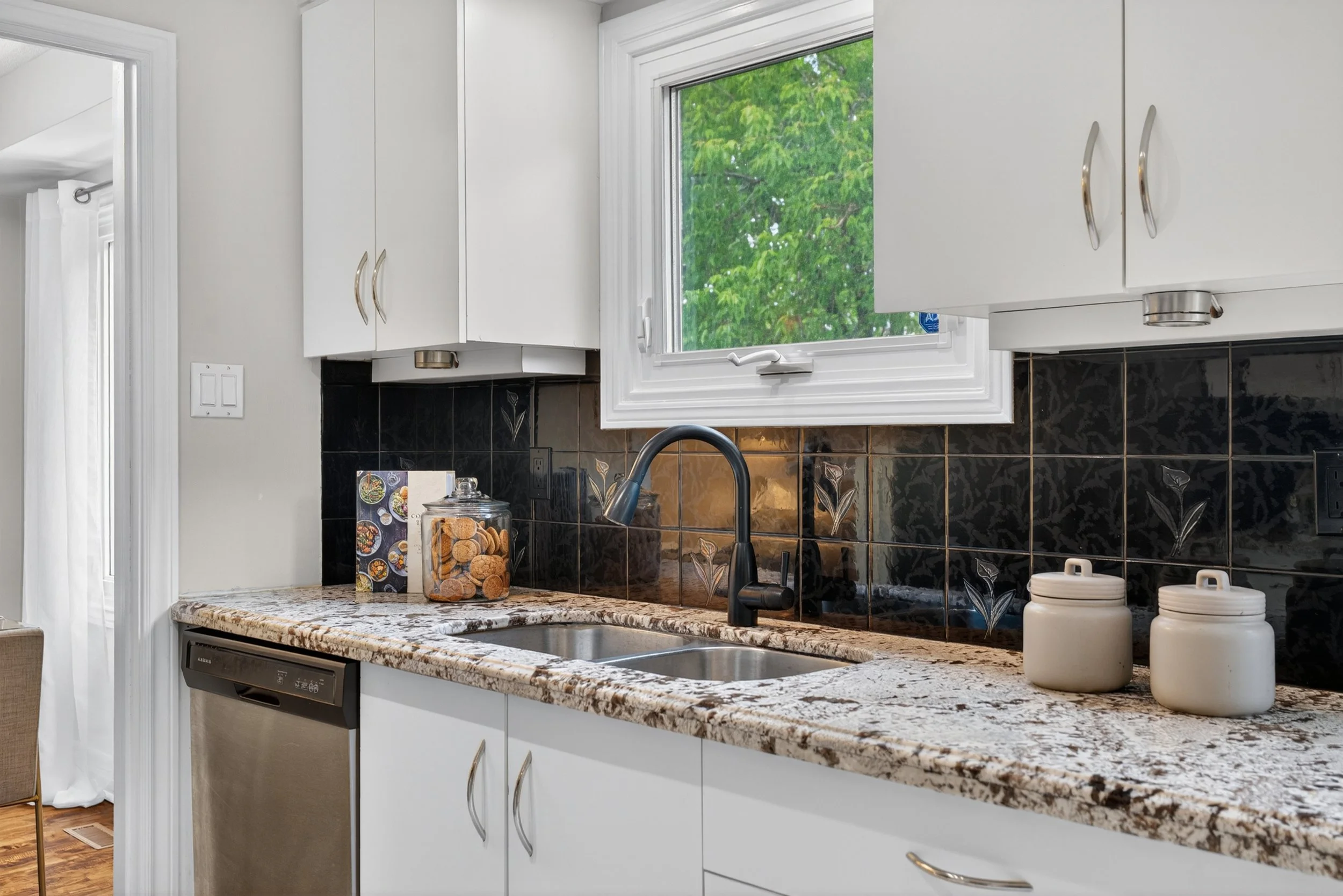 Frameless - 12 Patterson Cres - 022.jpg