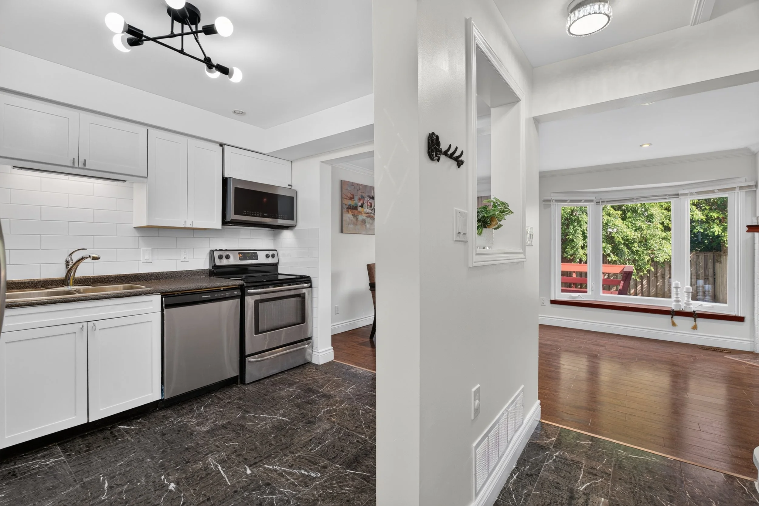 Frameless - 14 Mullis Cres - 010.jpg