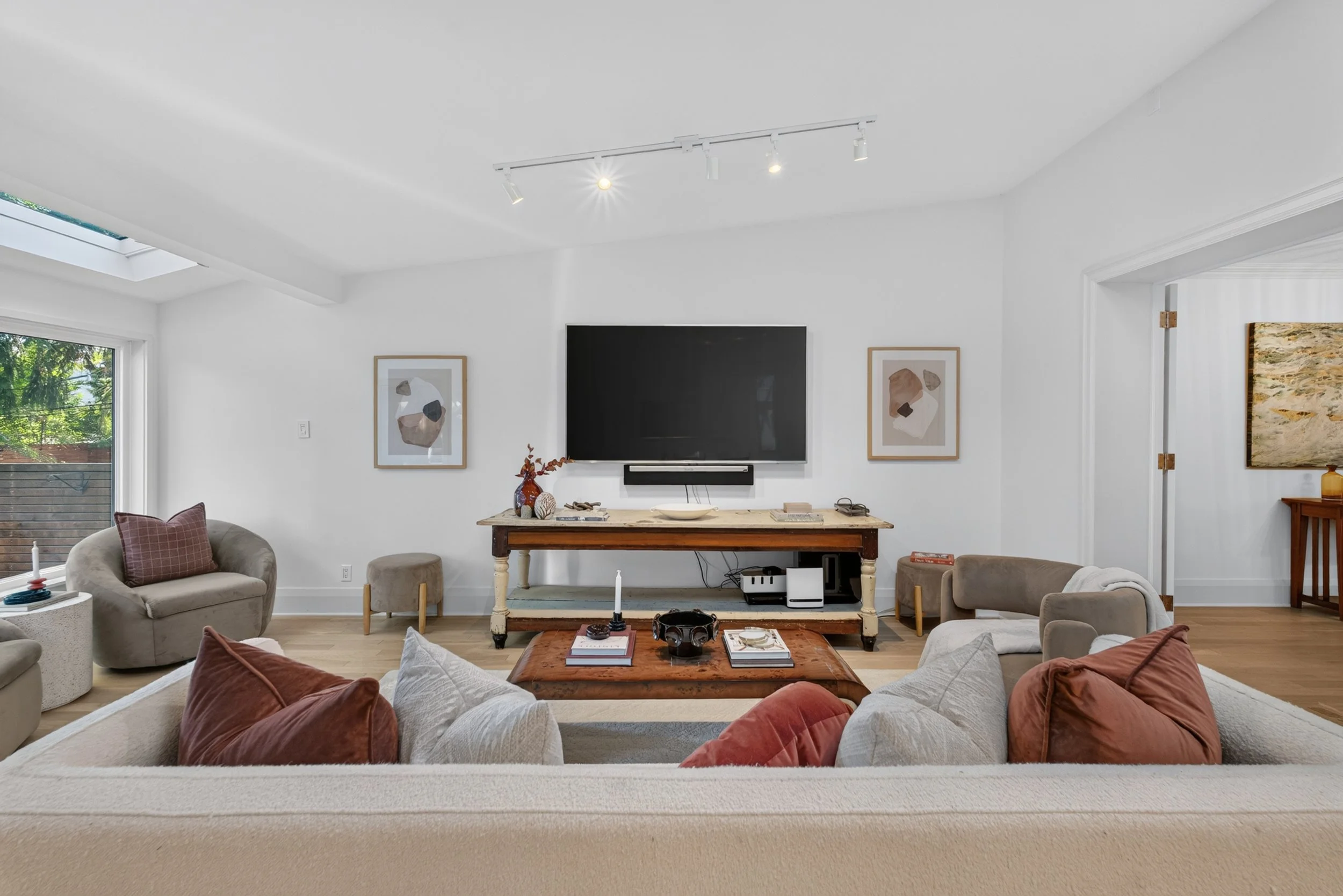 Frameless - 521 Sutherland - 030.jpg