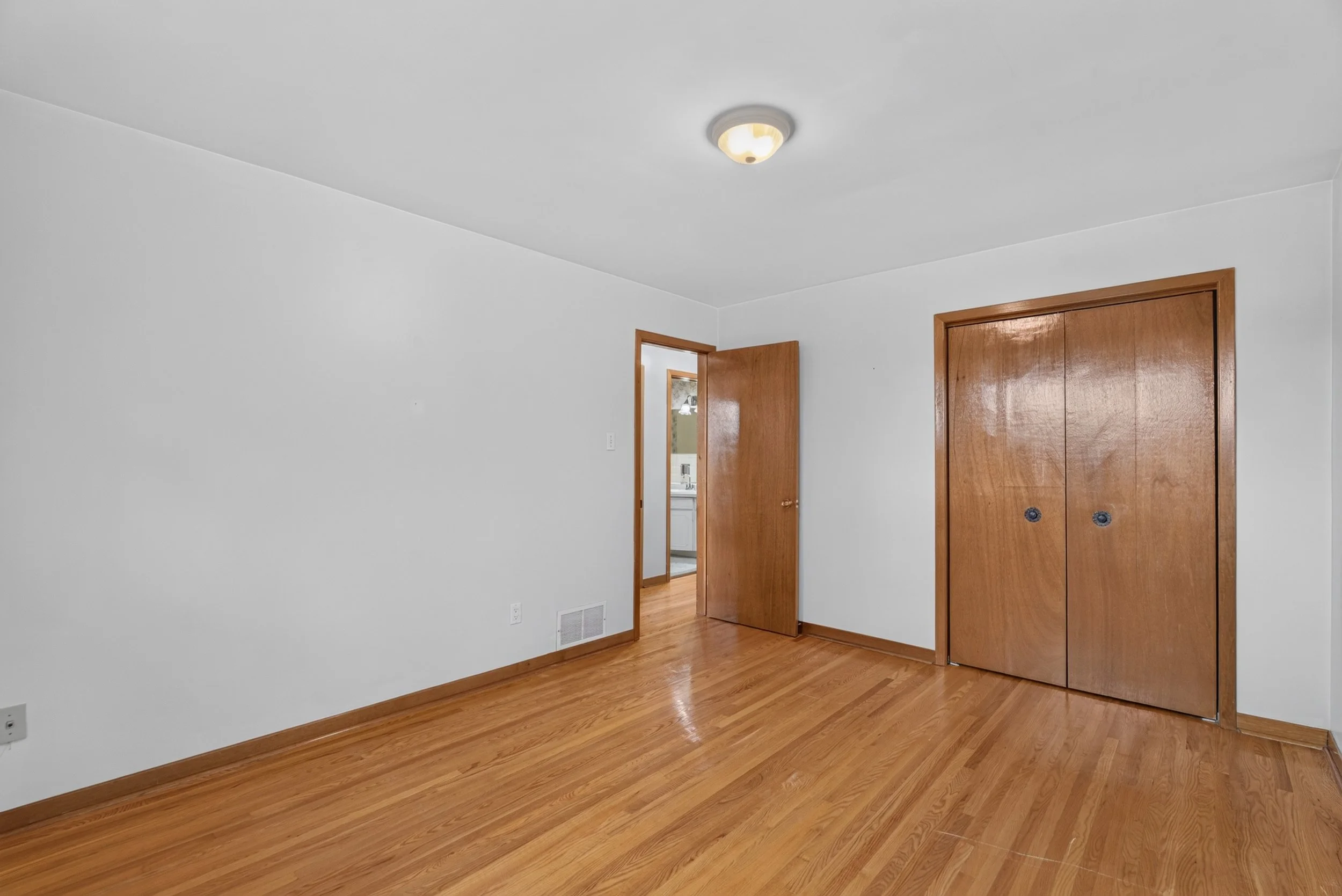 Frameless - 3697 Broomhill Cres - 029.jpg
