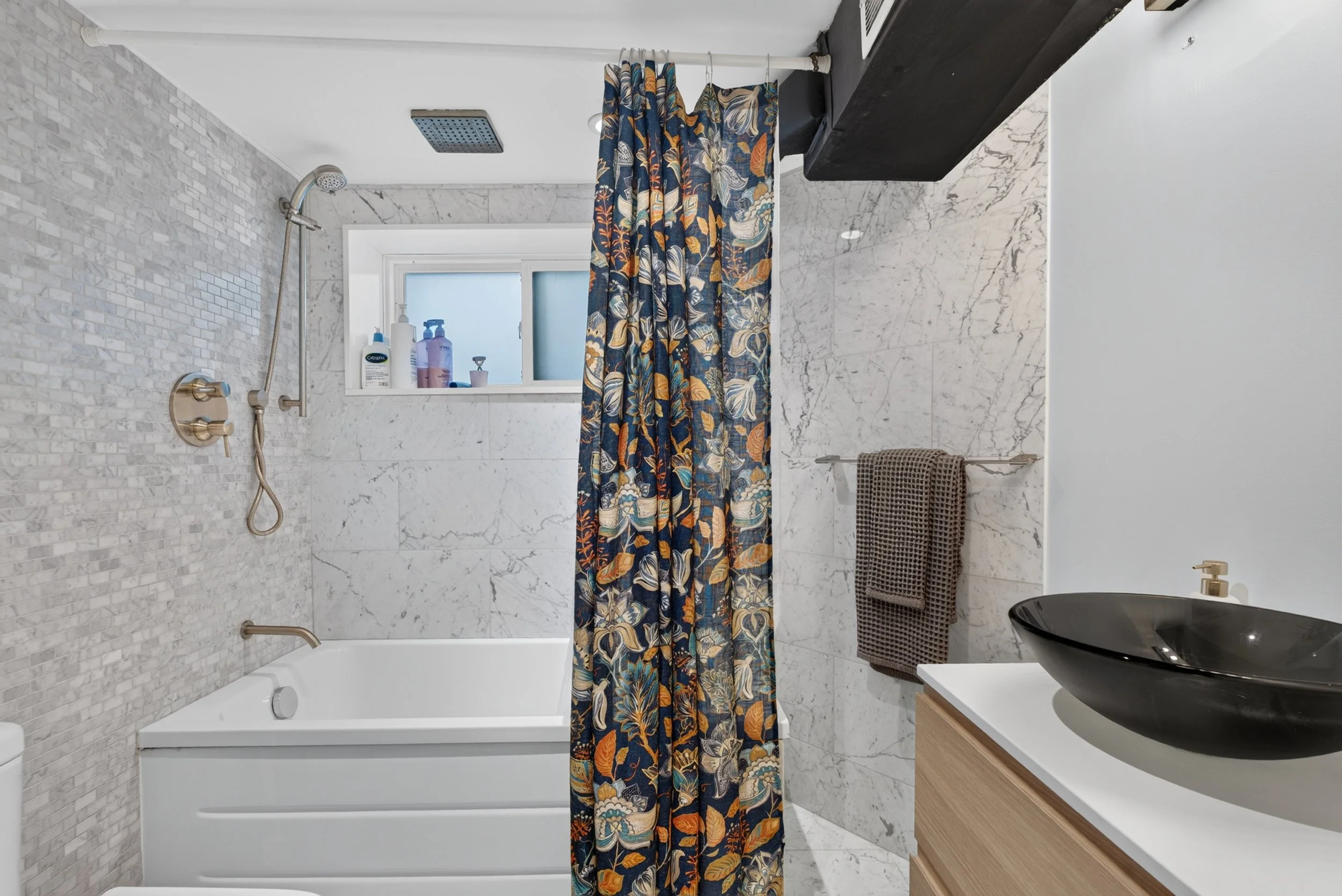 Frameless - 521 Sutherland - 057.jpg