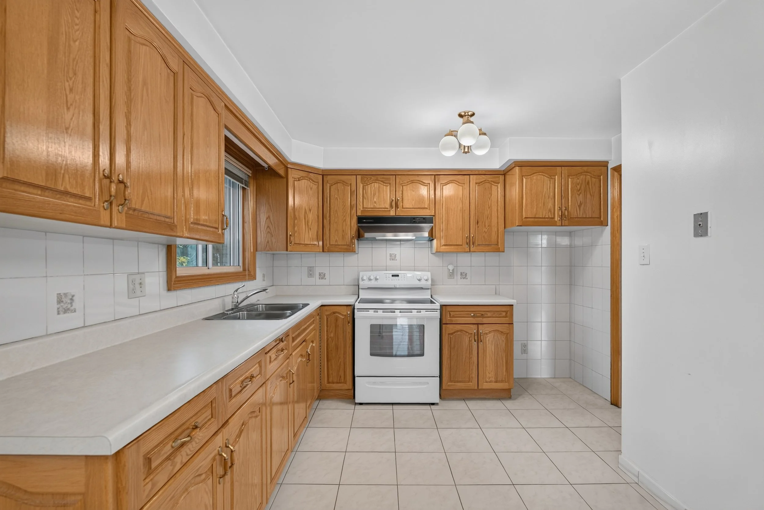 Frameless - 3697 Broomhill Cres - 024.jpg