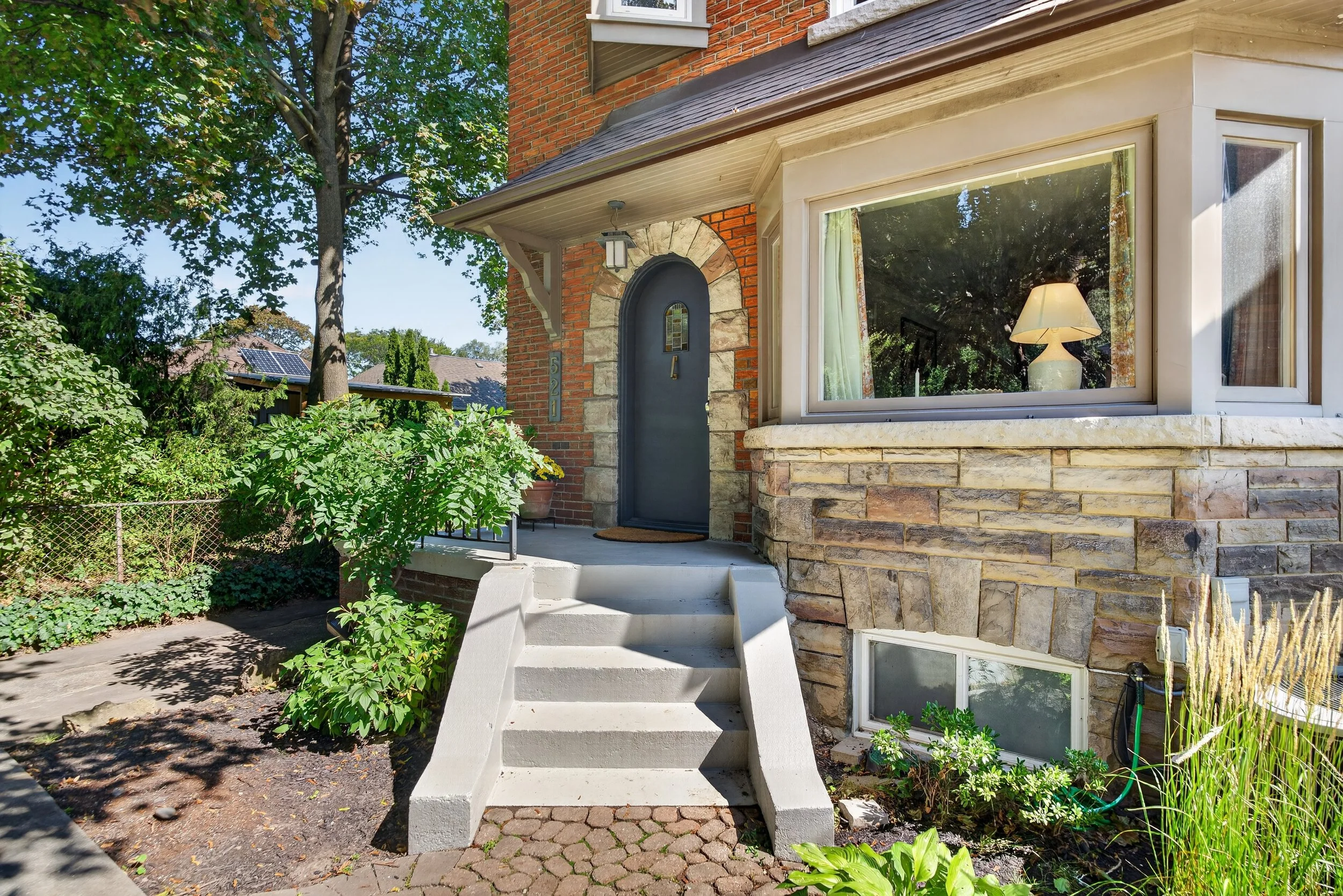 Frameless - 521 Sutherland - 006.jpg