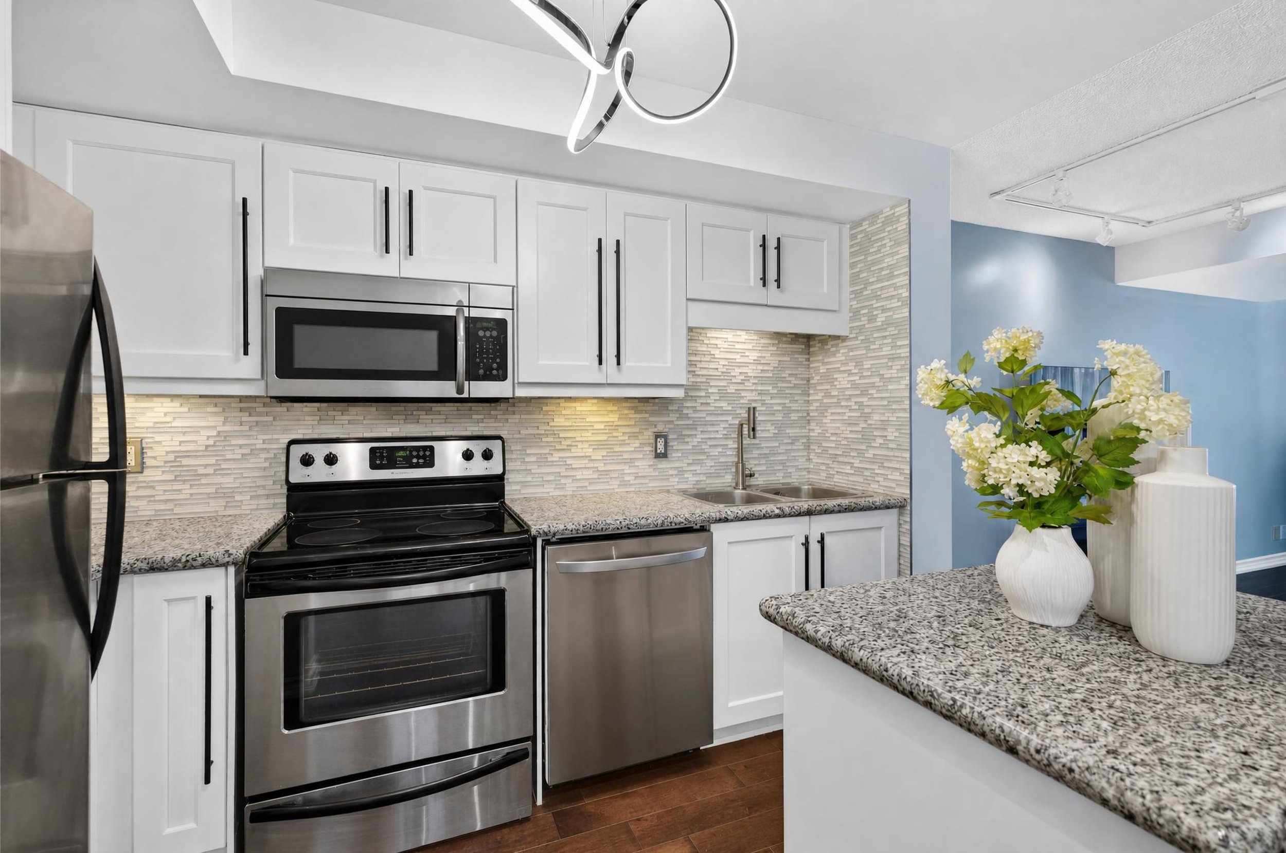 Frameless - 1203 18 Harding Blvd - 012.jpg