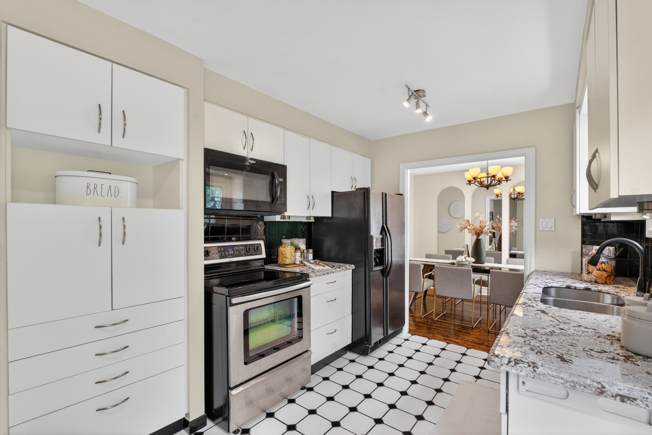 Frameless - 12 Patterson Cres - 023.jpg