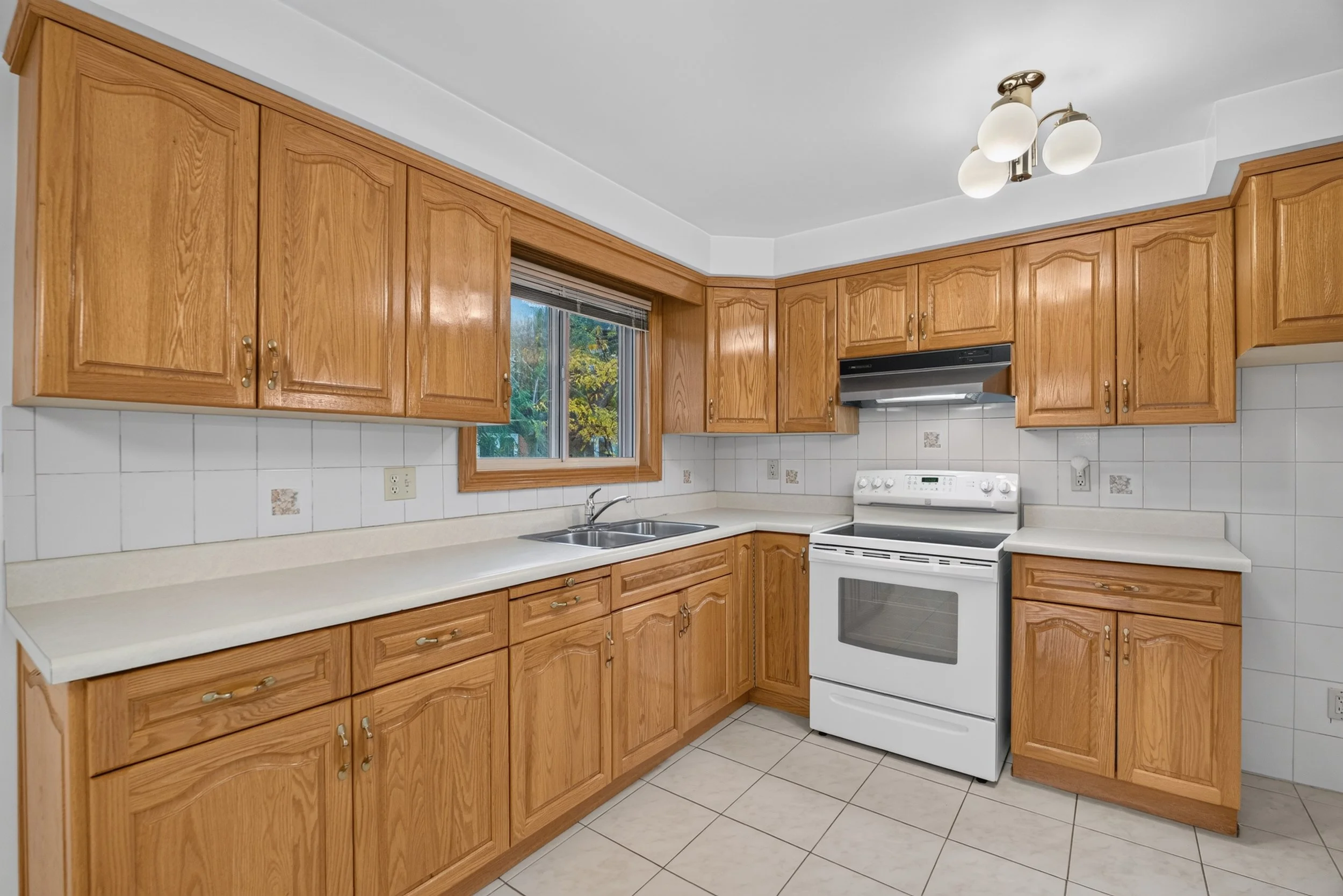 Frameless - 3697 Broomhill Cres - 023.jpg