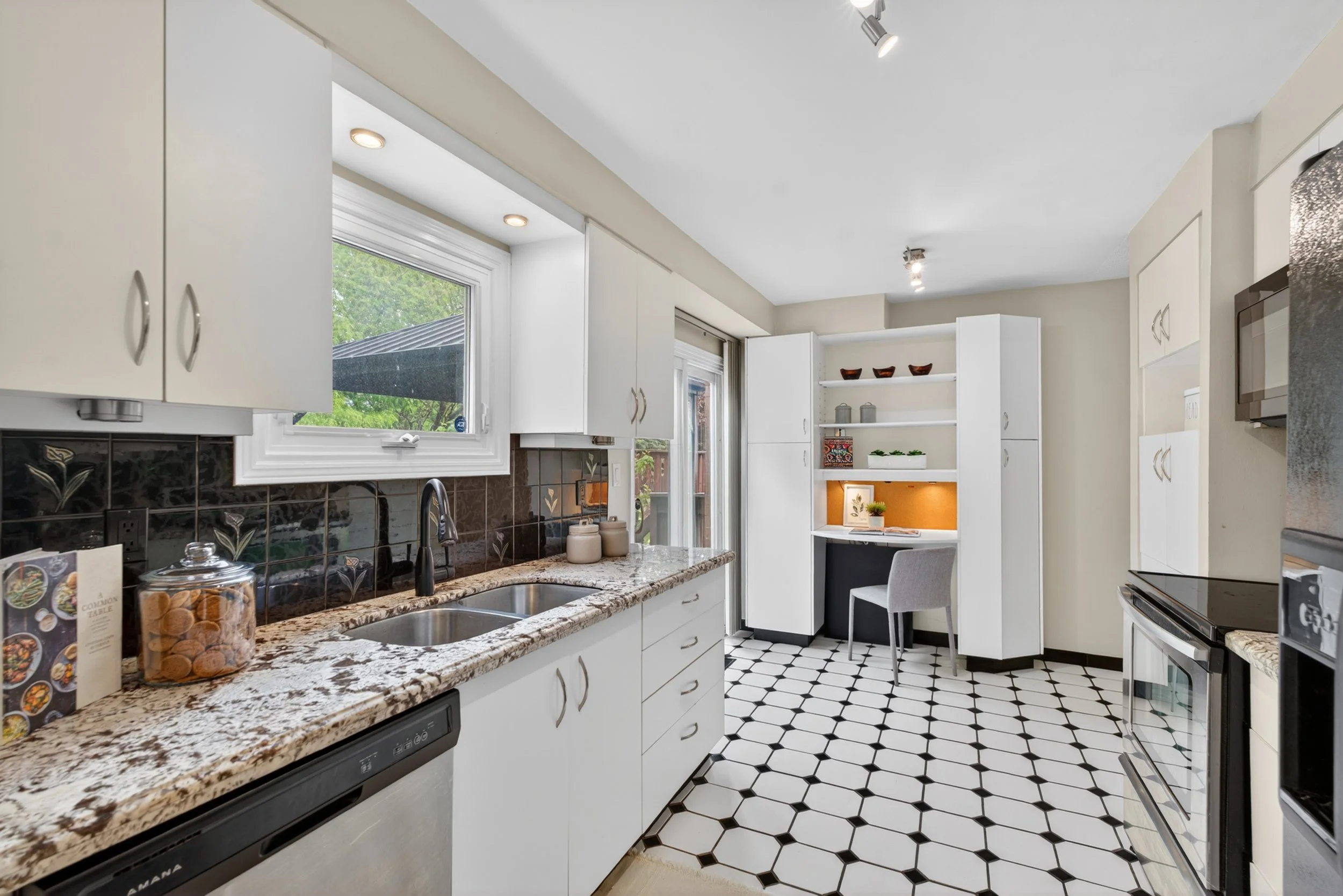 Frameless - 12 Patterson Cres - 019.jpg