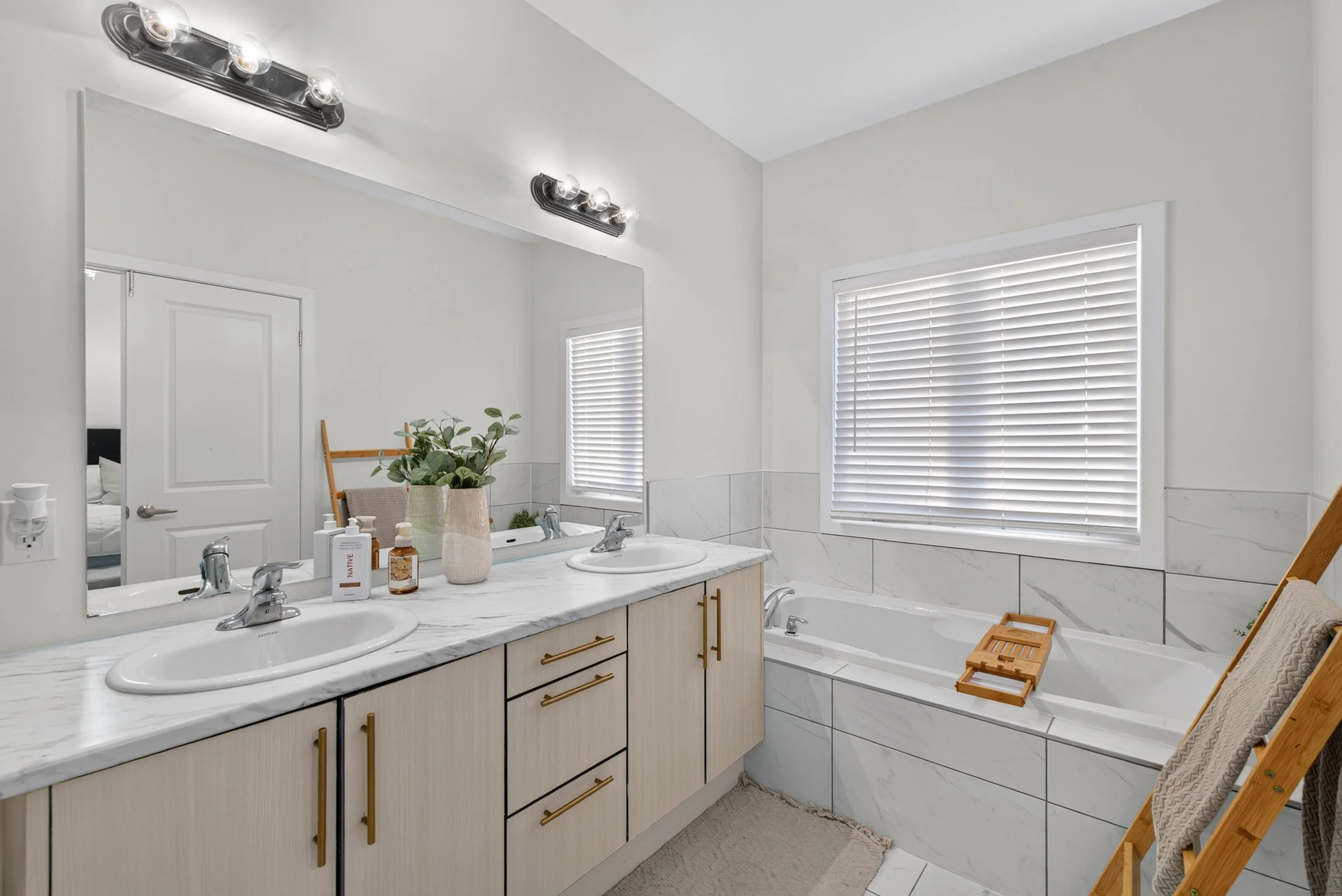 Frameless - 62 Pageant Ave - 036.jpg