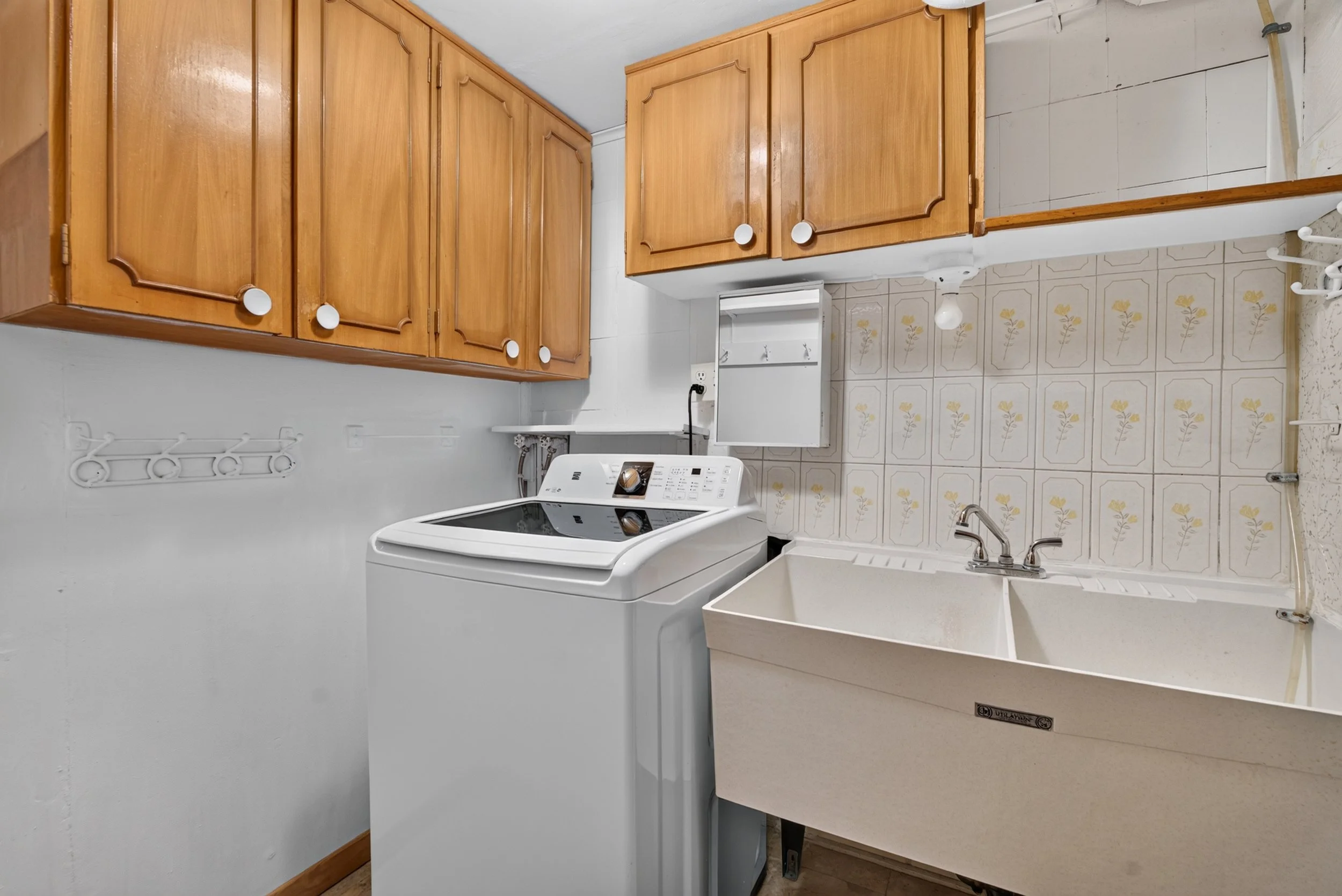 Frameless - 3697 Broomhill Cres - 051.jpg