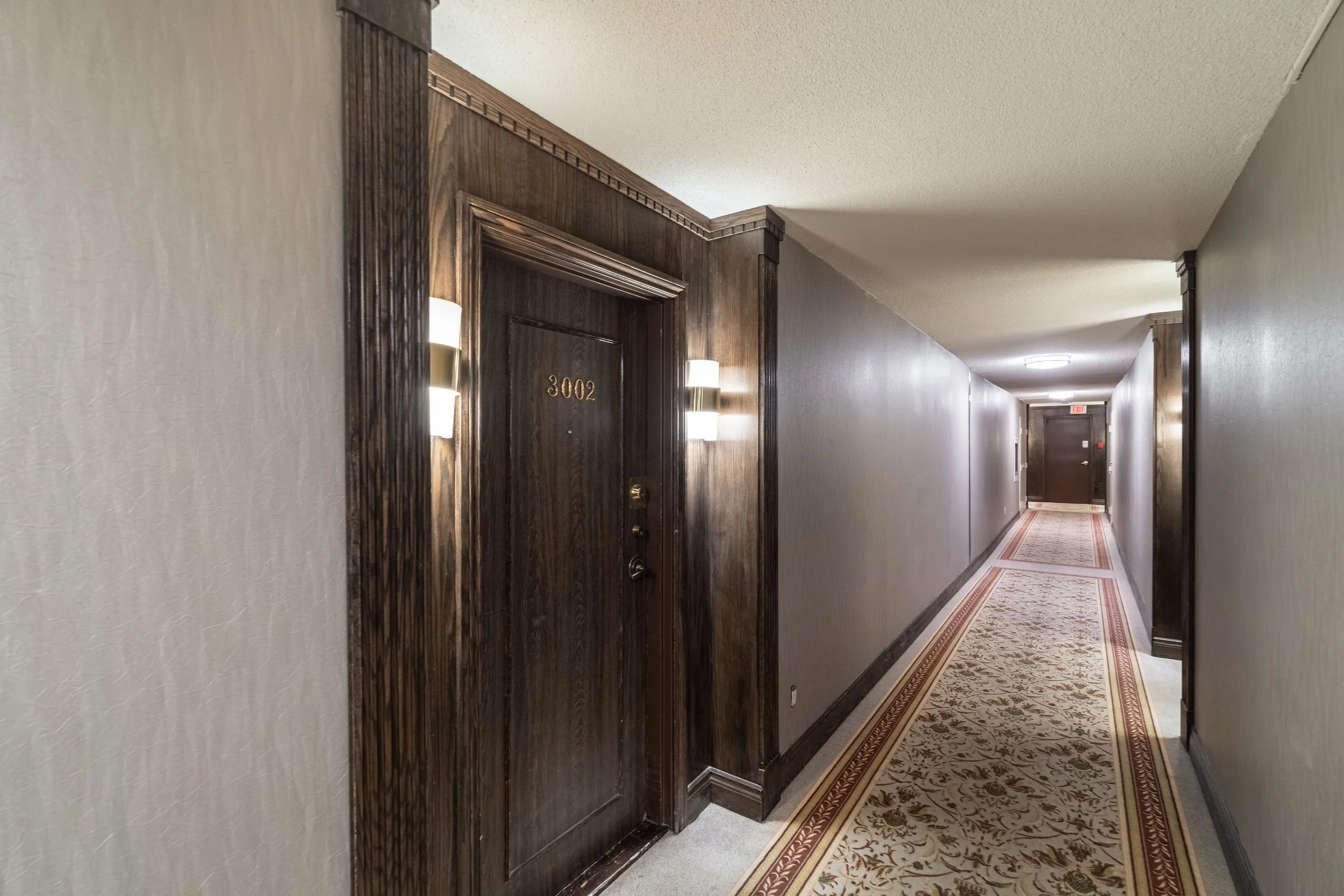 Frameless - 1555 Finch -005.jpg