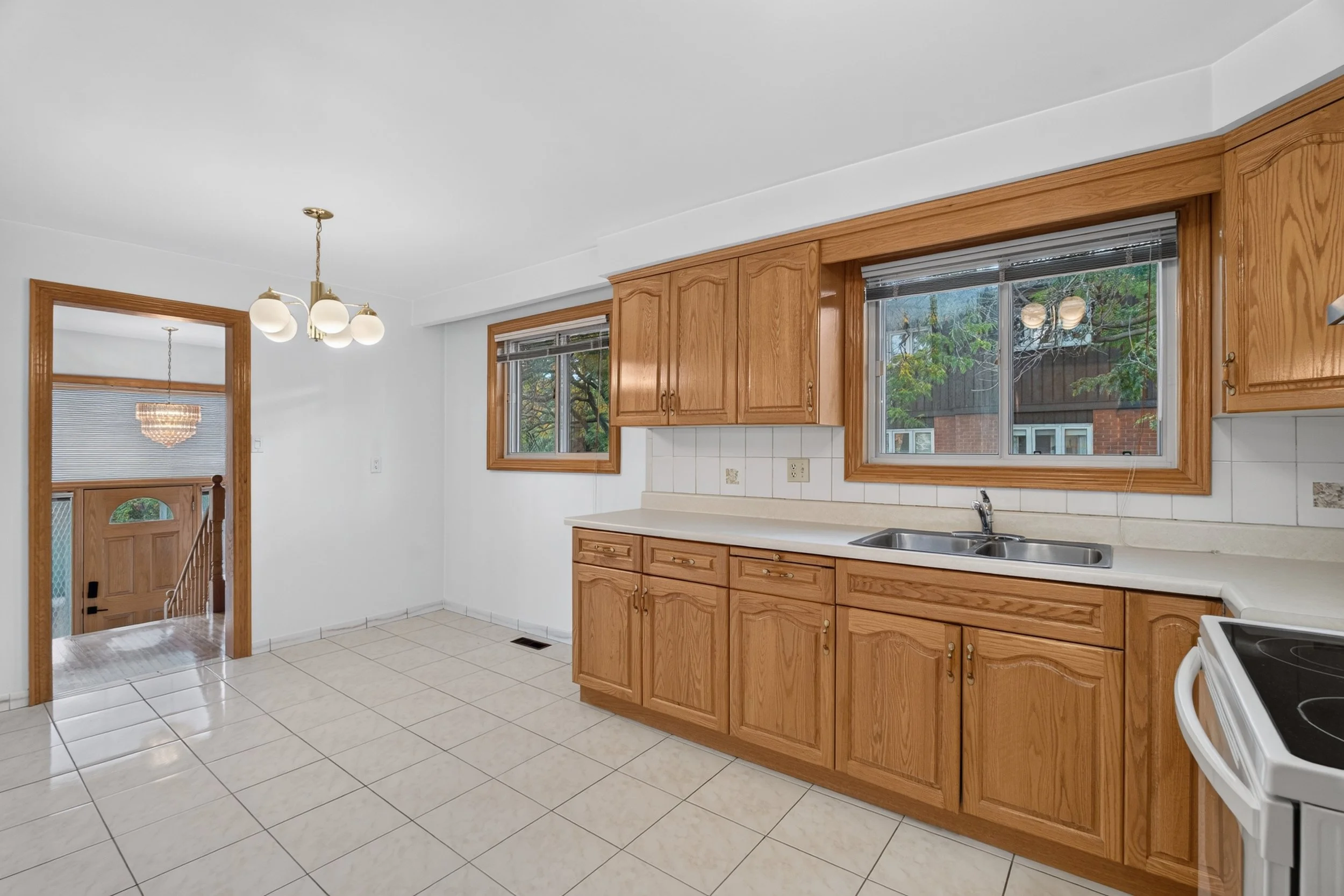 Frameless - 3697 Broomhill Cres - 022.jpg