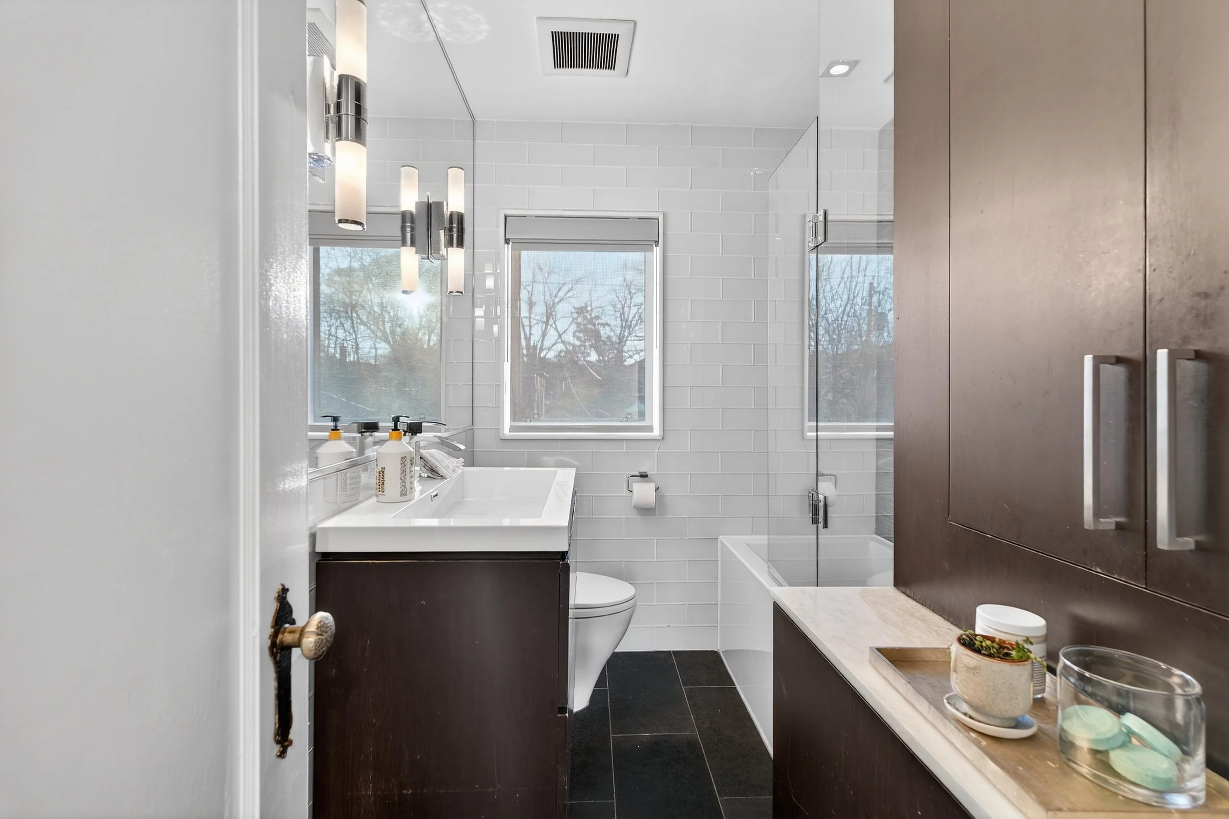 Frameless - 505 Sutherland -033.jpg