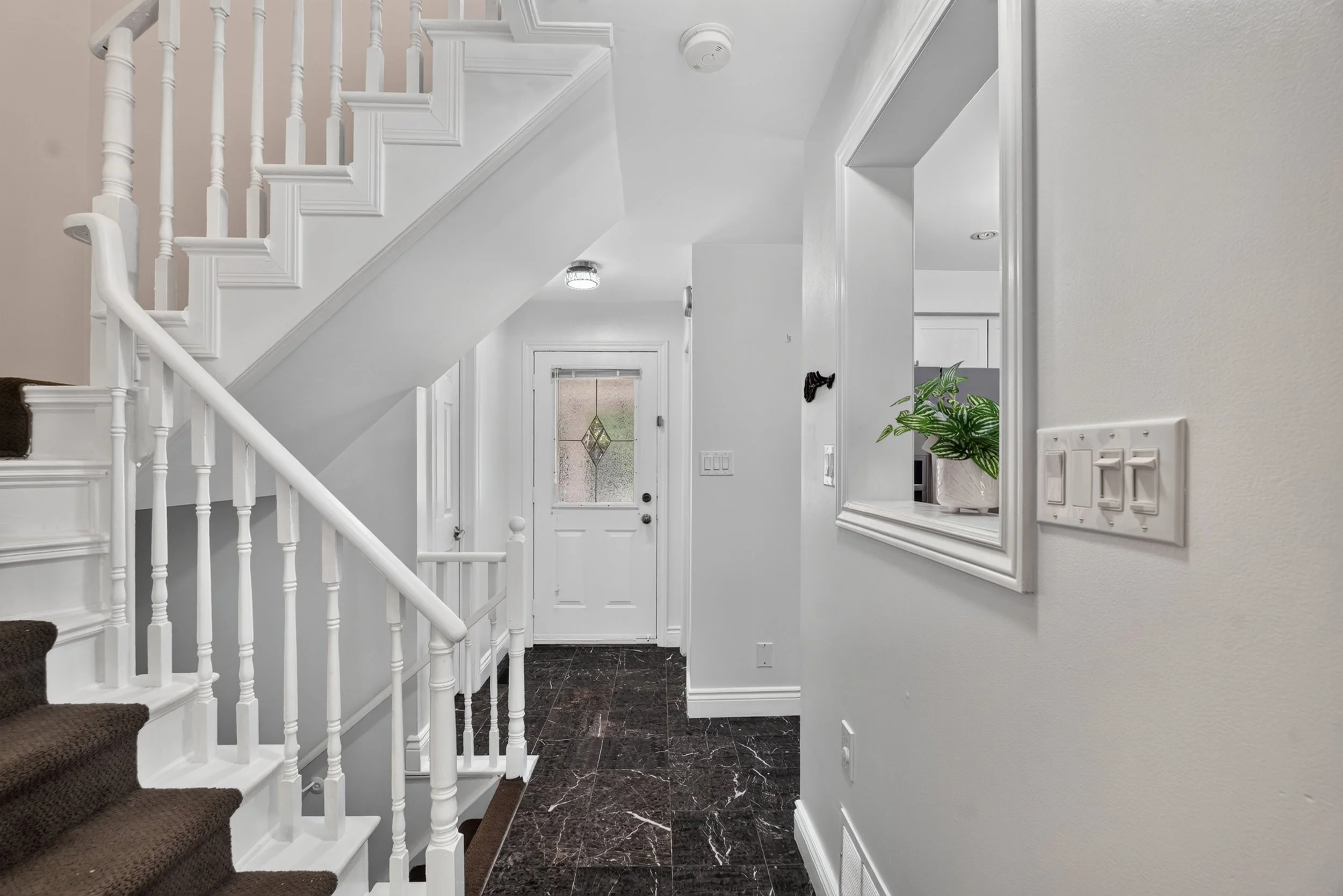 Frameless - 14 Mullis Cres - 009.jpg