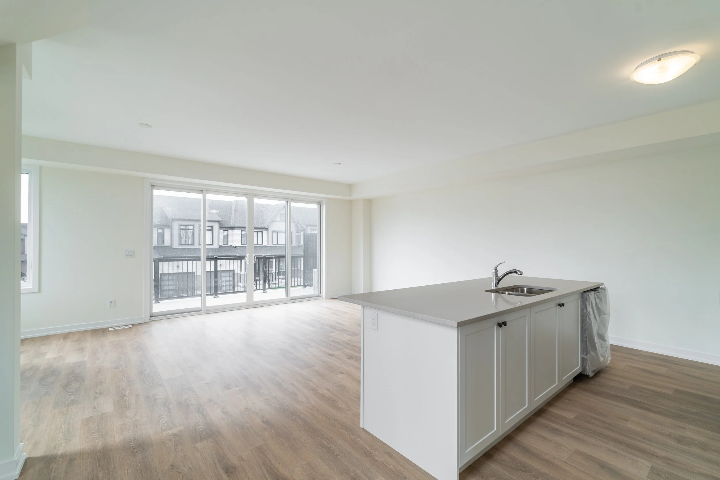 Frameless - Unit 19-160 Densmore Rd - 007.jpg