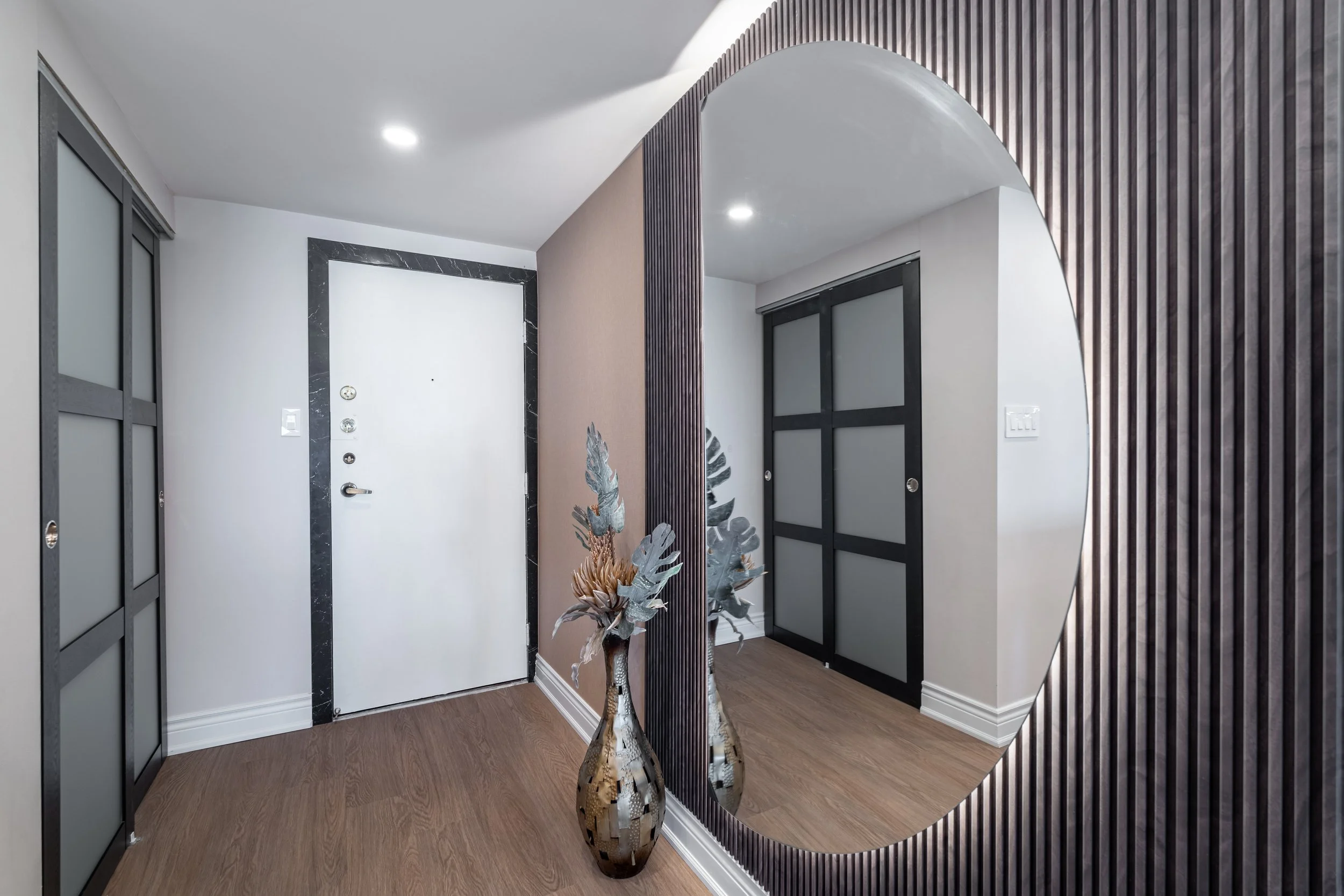 Frameless - 1555 Finch -006.jpg