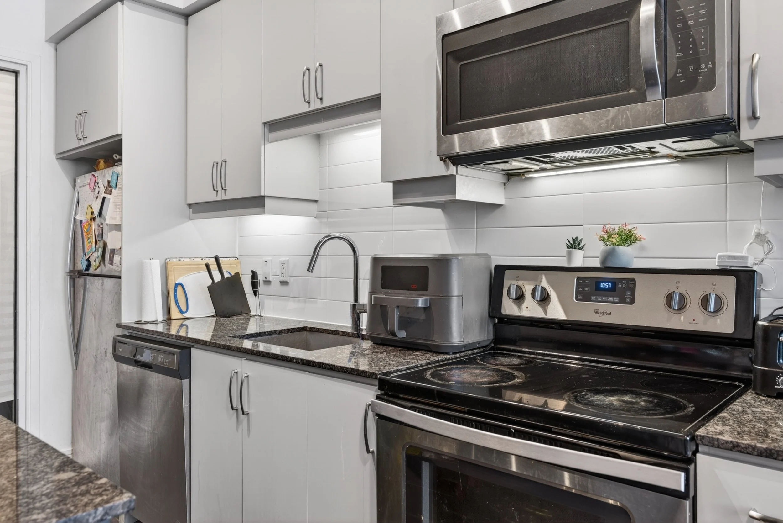 Frameless - 9199 Yonge St Unit 102SE - 014.jpg