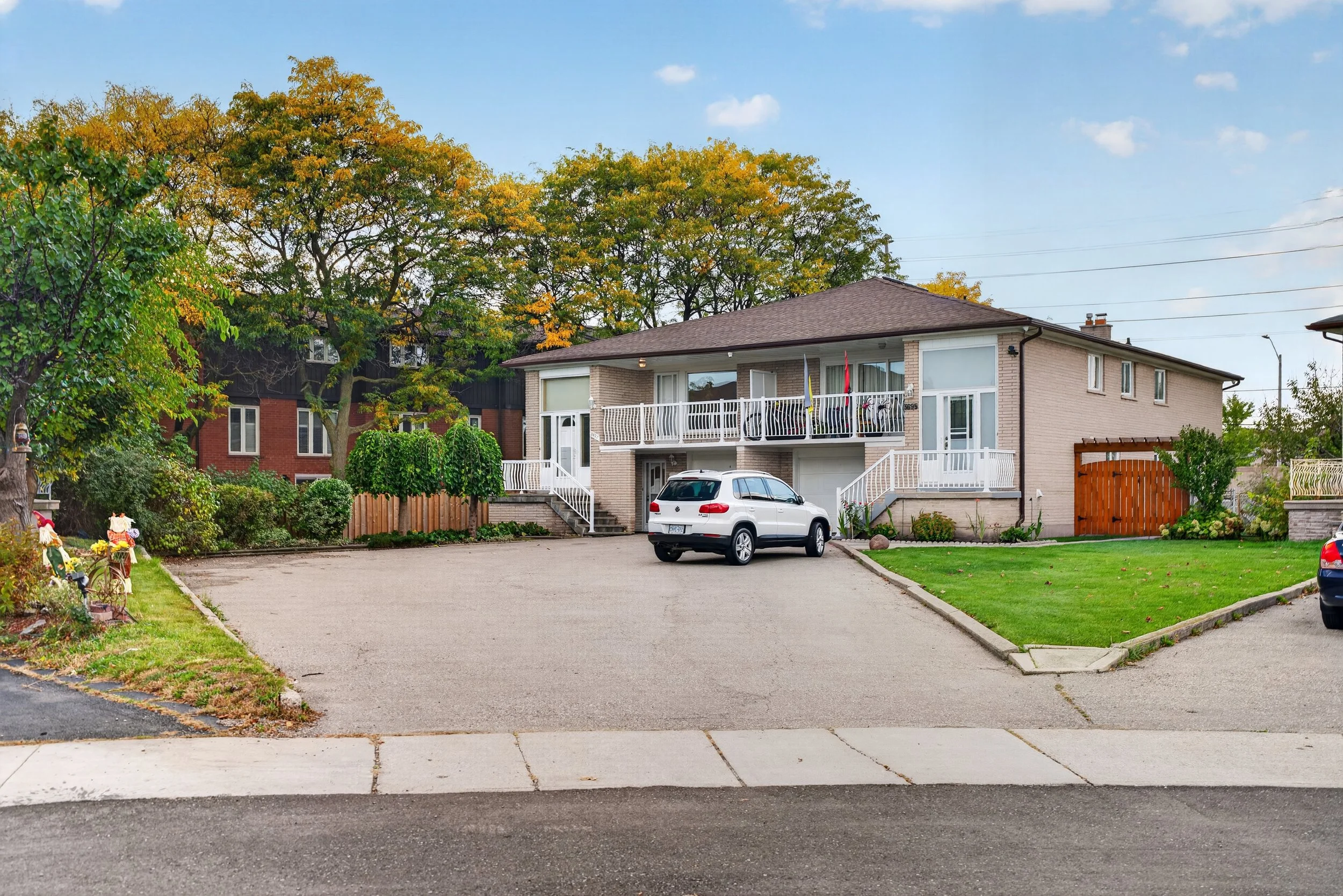 Frameless - 3697 Broomhill Cres - 002.jpg