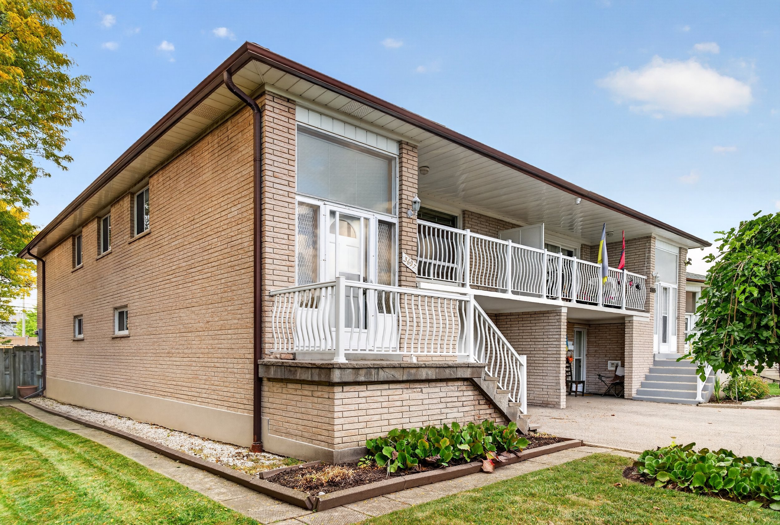 Frameless - 3697 Broomhill Cres - 006.jpg