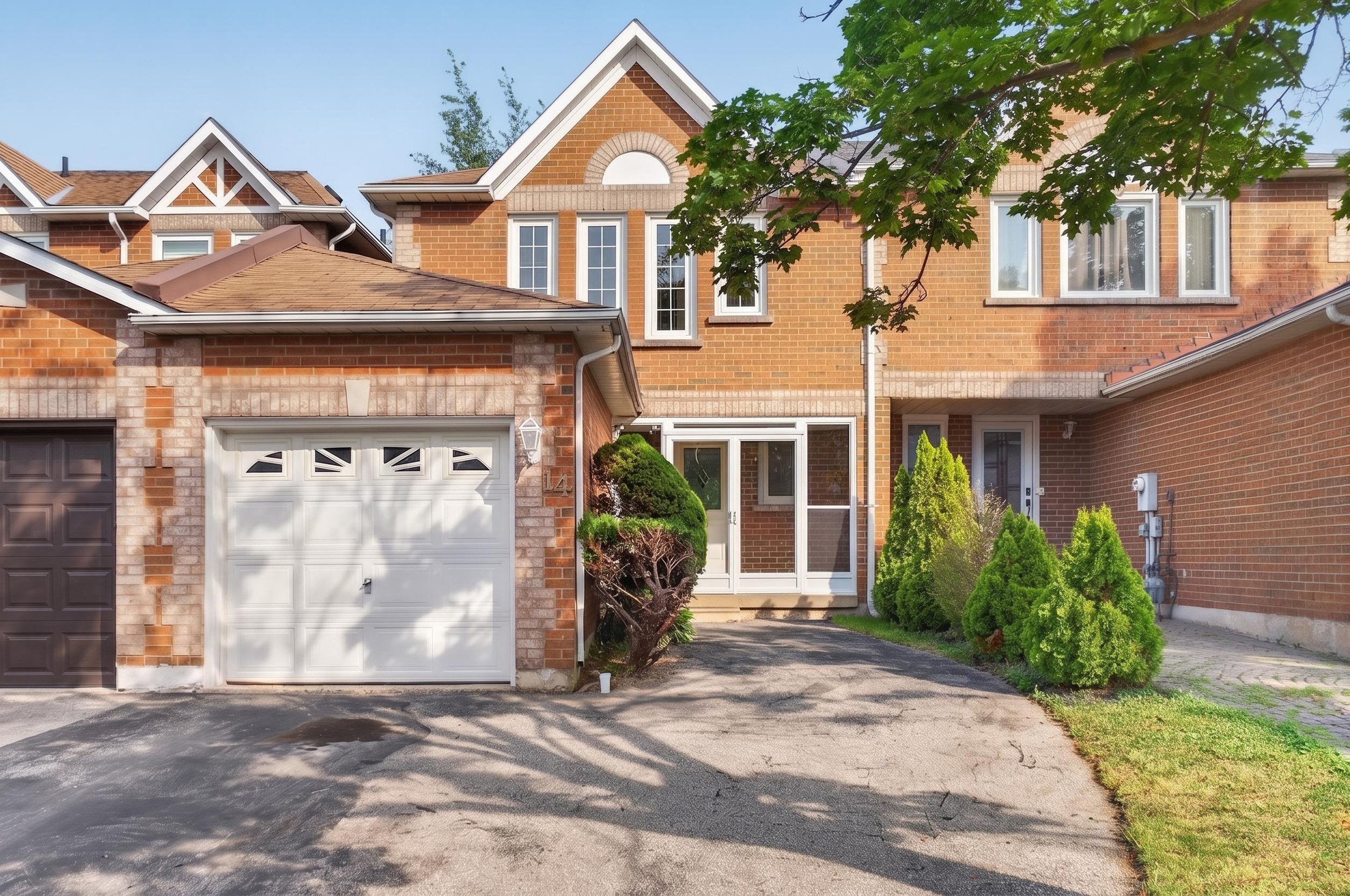 Frameless - 14 Mullis Cres - 004.jpg