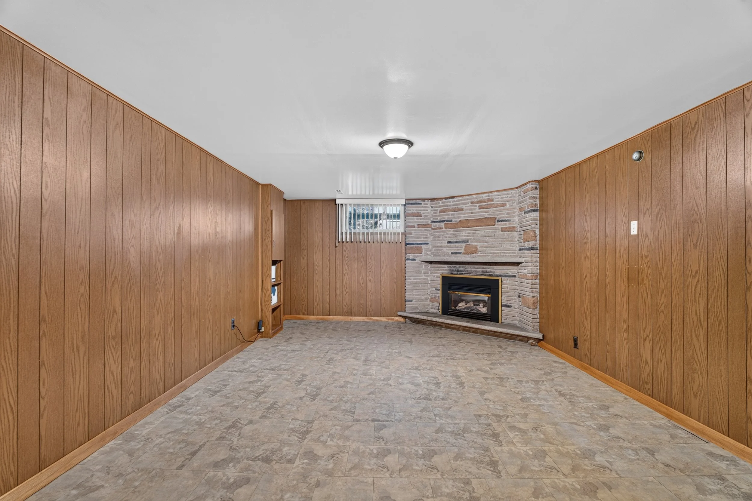 Frameless - 3697 Broomhill Cres - 044.jpg