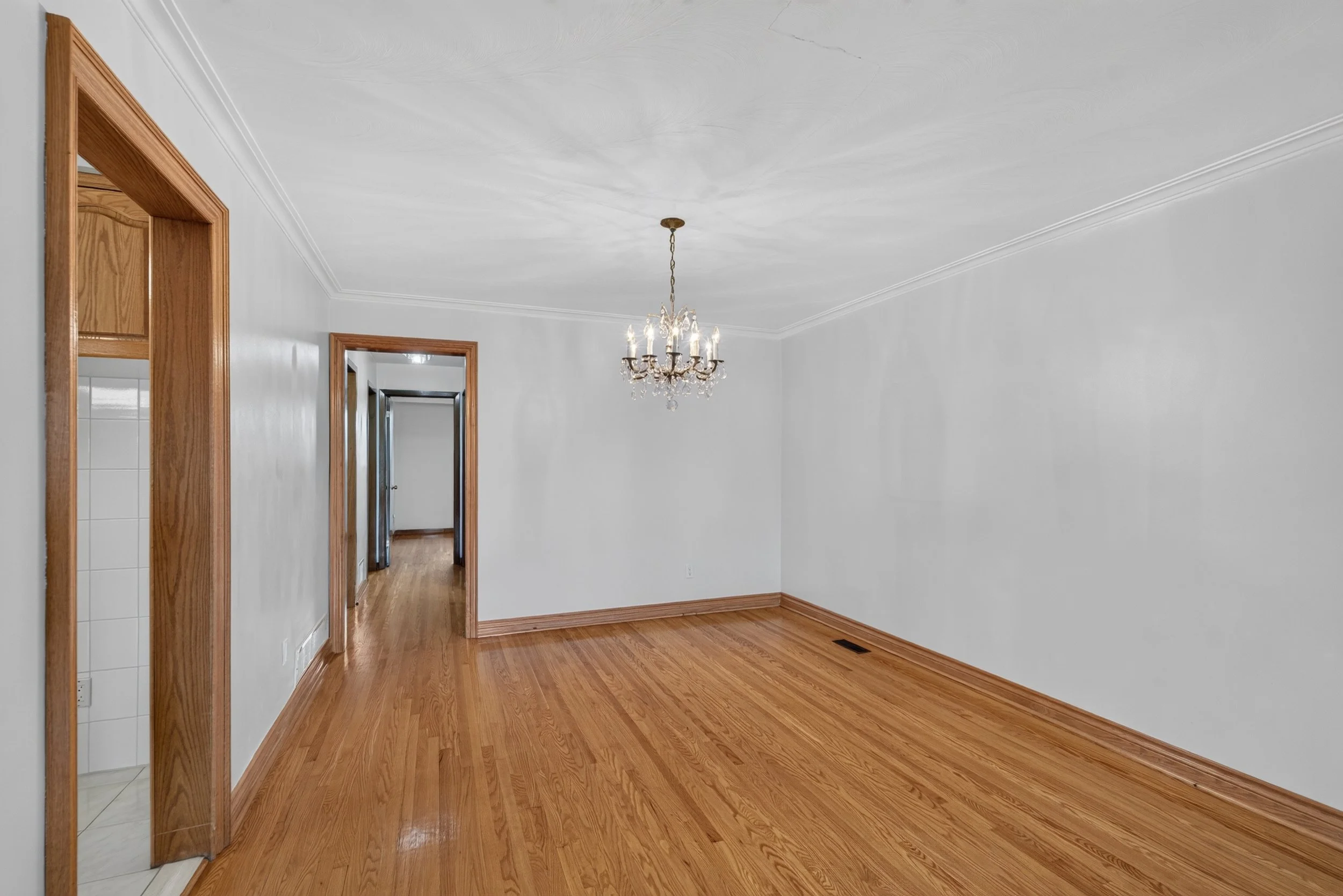 Frameless - 3697 Broomhill Cres - 015.jpg