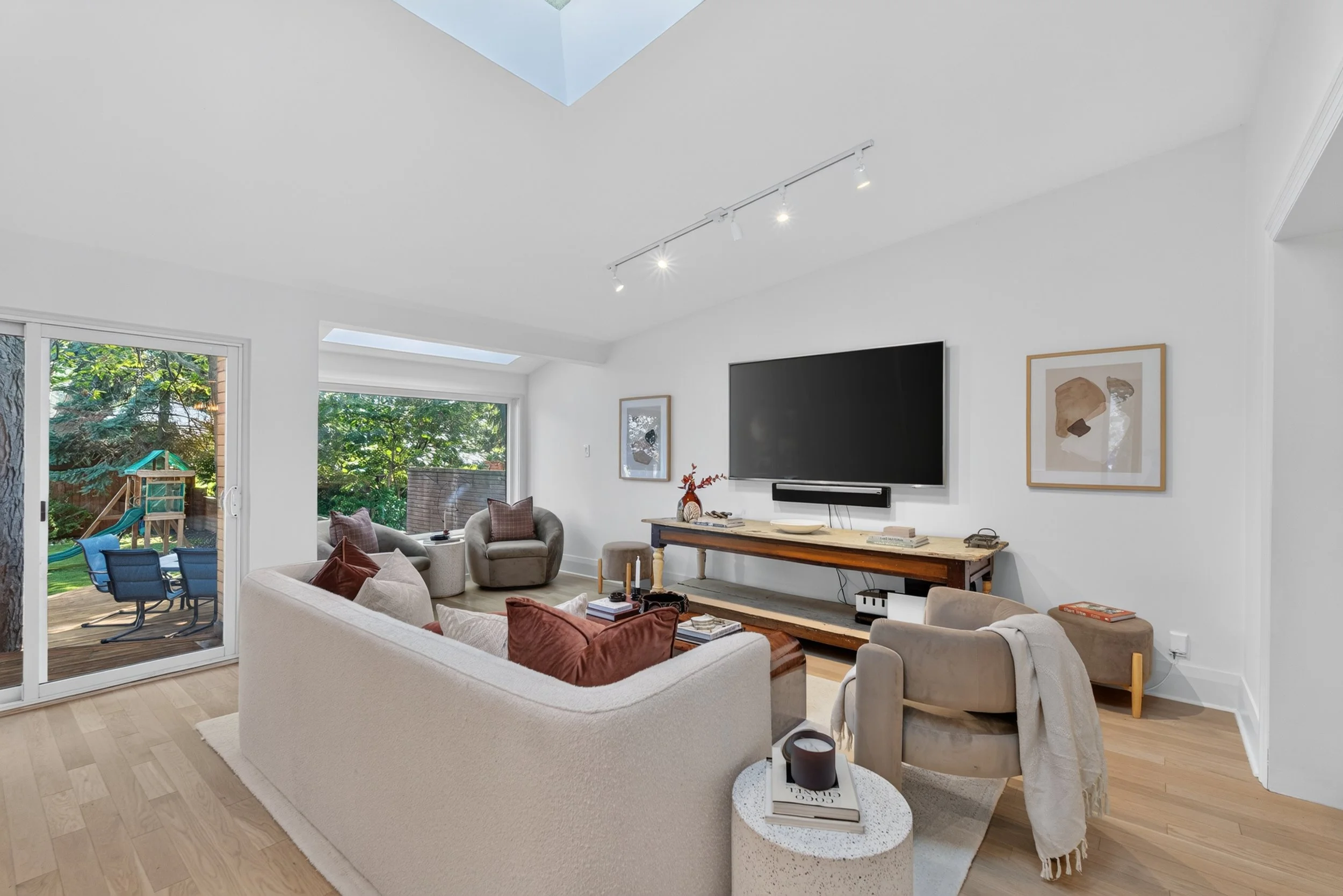 Frameless - 521 Sutherland - 028.jpg