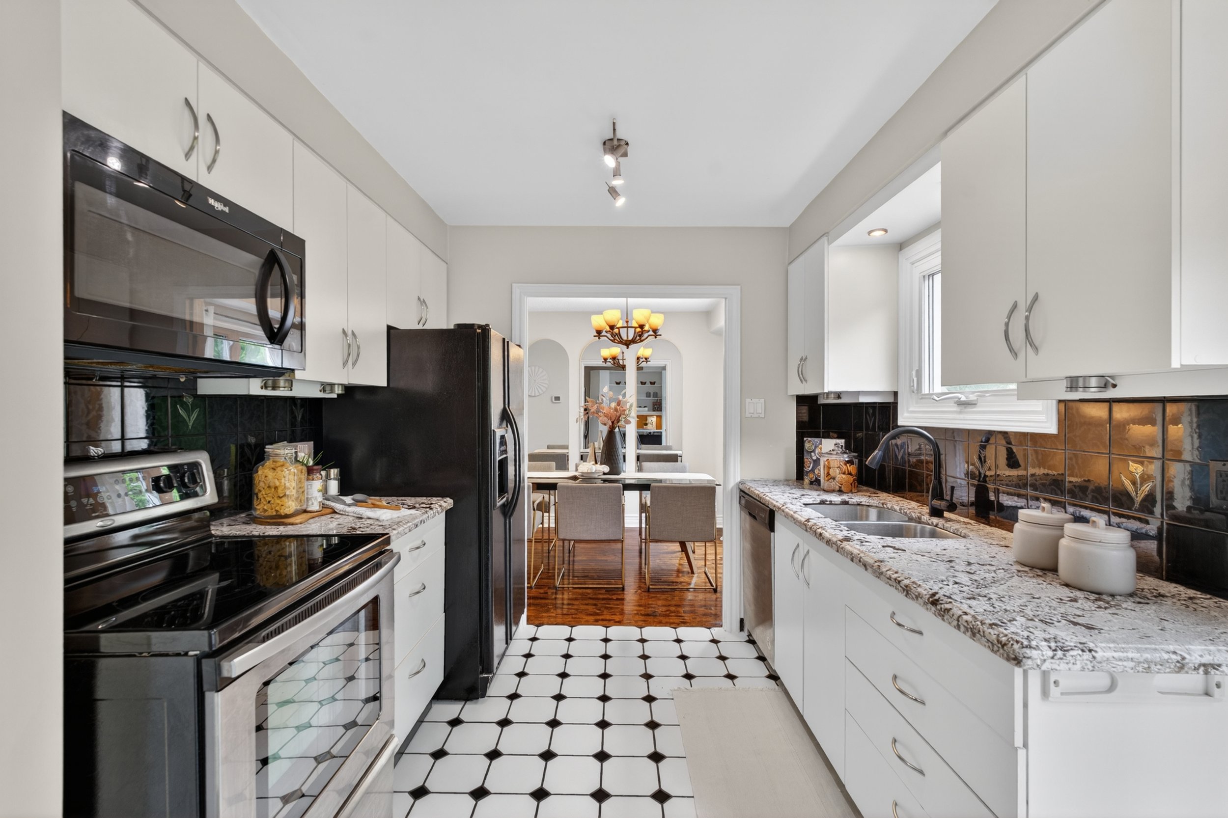 Frameless - 12 Patterson Cres - 021.jpg