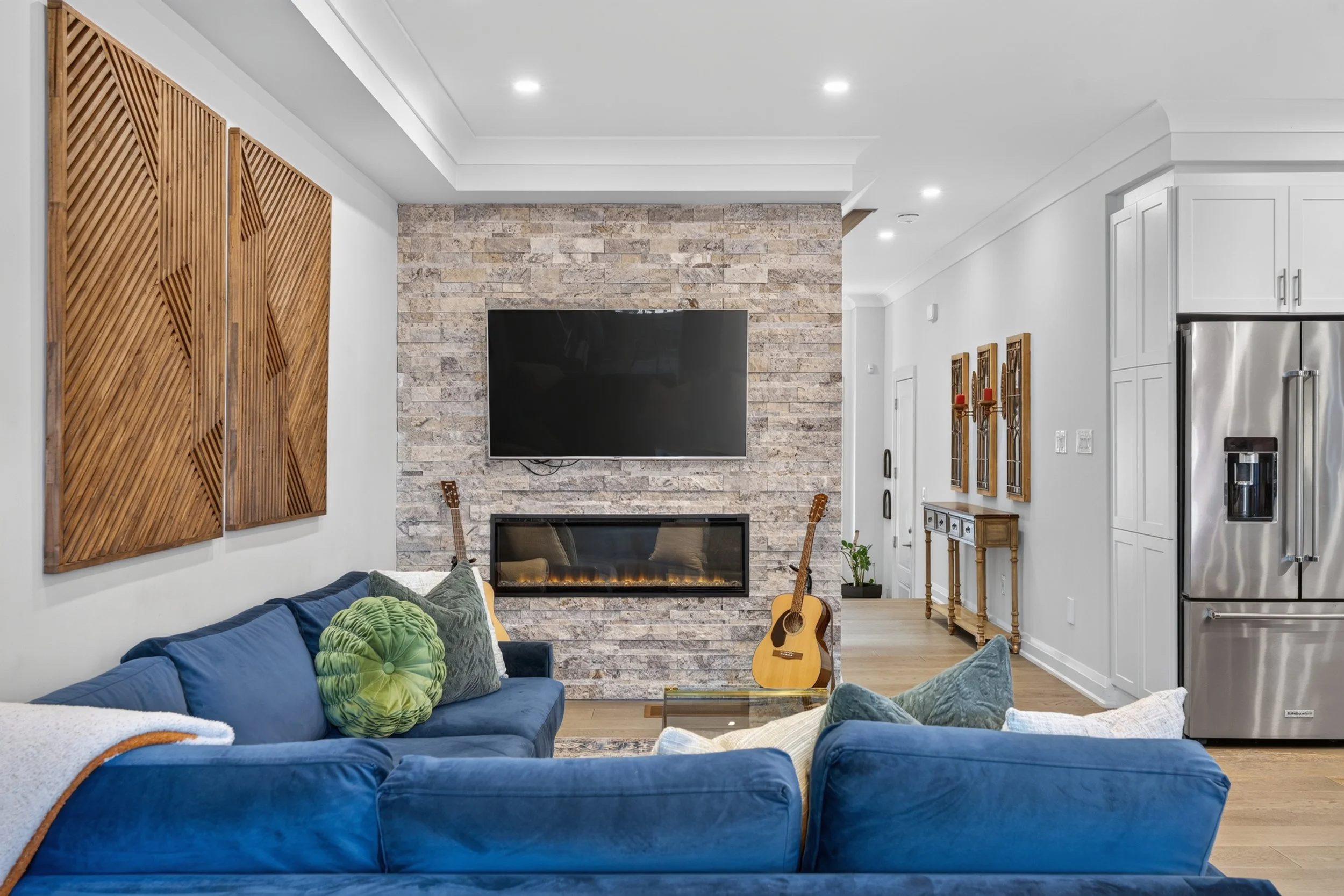 Frameless - 40 Lowther Ave - 015.jpg