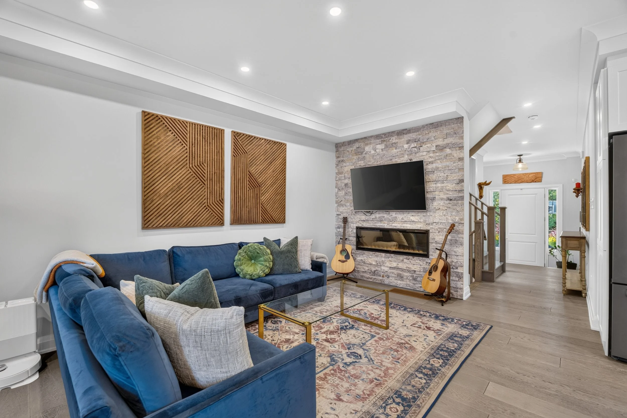 Frameless - 40 Lowther Ave - 014.jpg