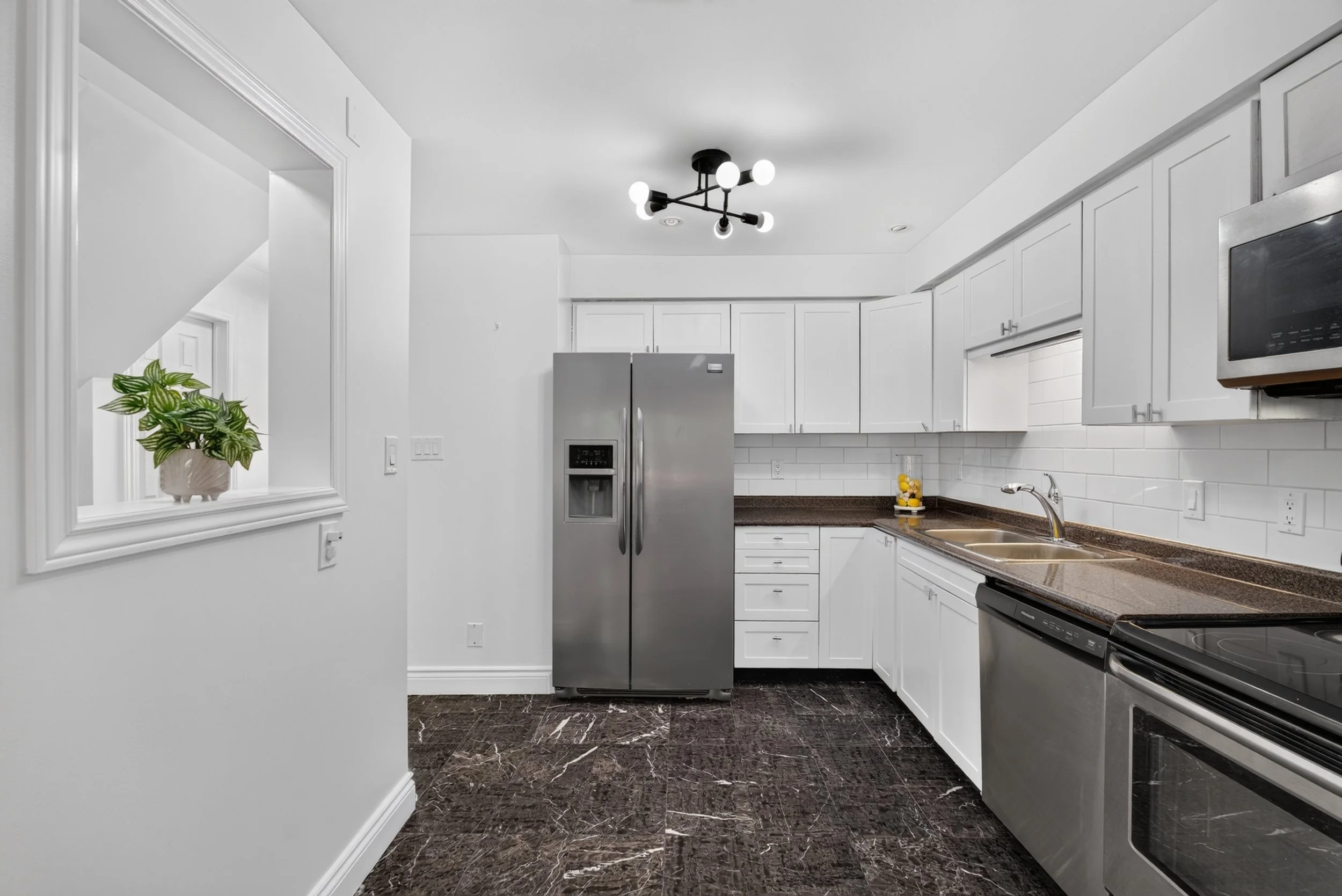 Frameless - 14 Mullis Cres - 013.jpg