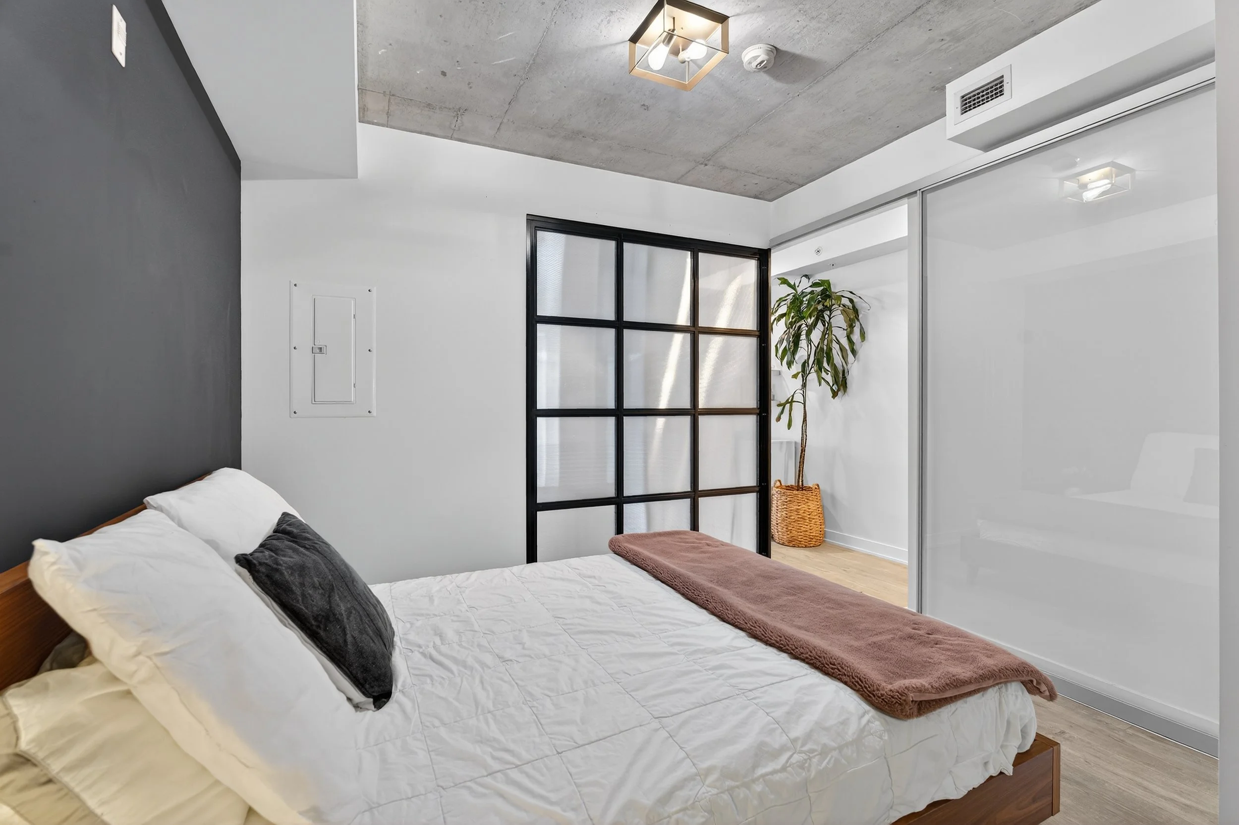 Frameless - 322 109 Ossington Ave -  022.jpg