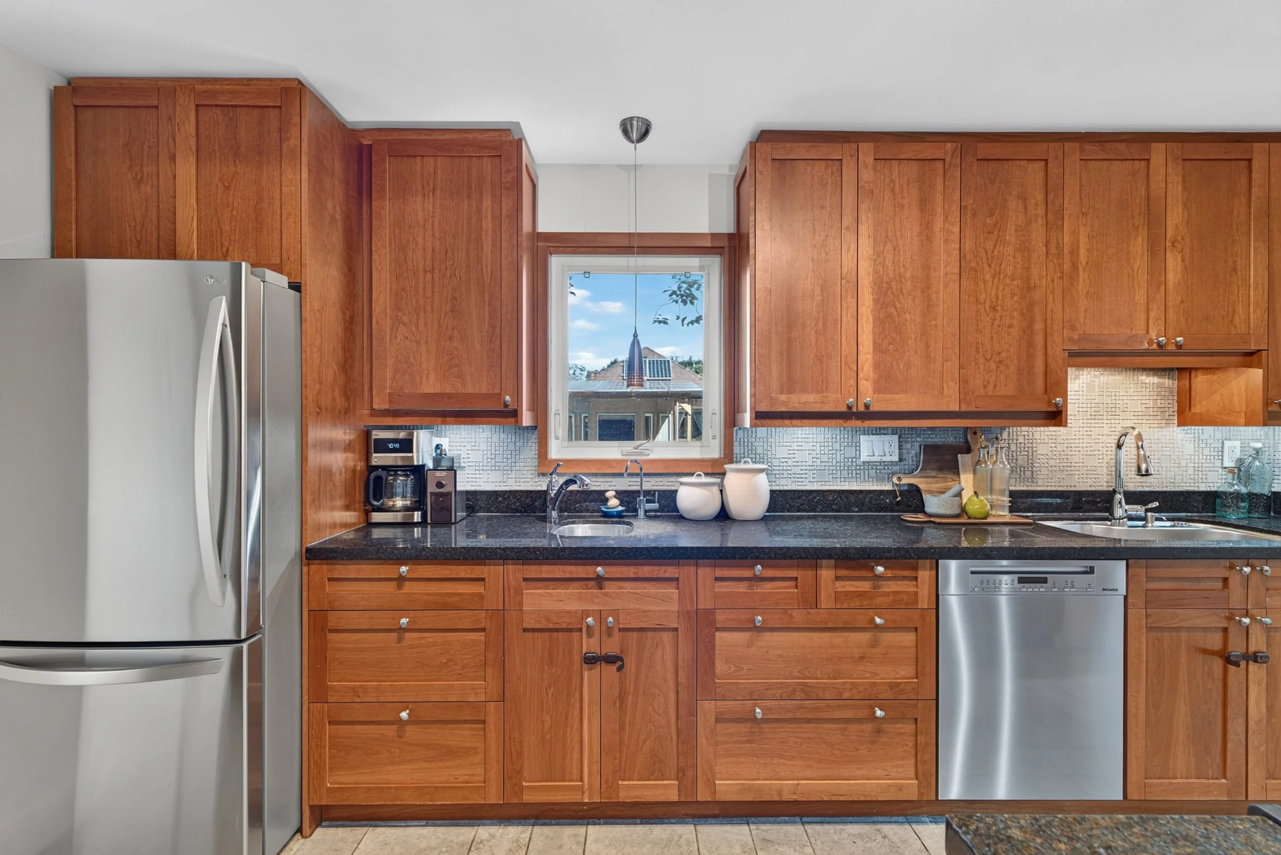 Frameless - 521 Sutherland - 022.jpg
