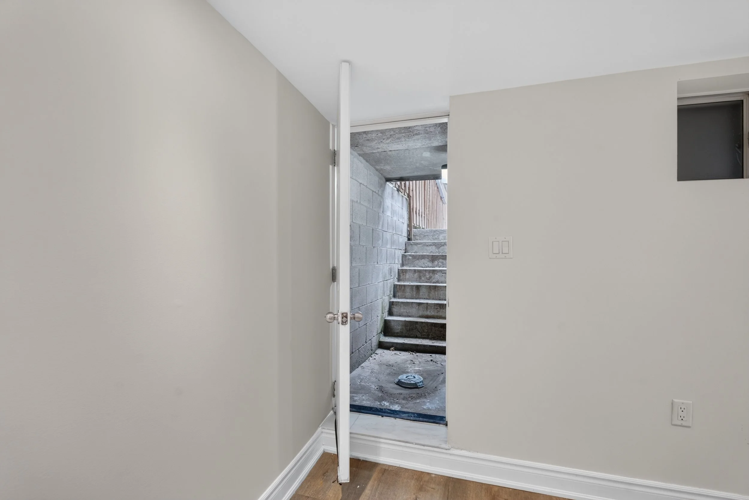 Frameless - 693 Greenwood Ave - 047.jpg